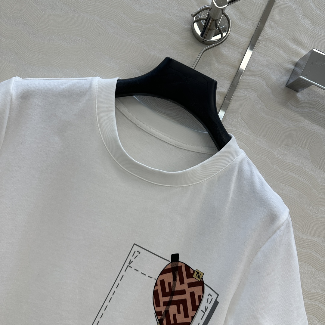 爆单推荐❤️F限定新品T恤。口袋眼镜定位3D立体图案高级又时髦！取材柔软舒适的棉质针织，经典版型不挑人上