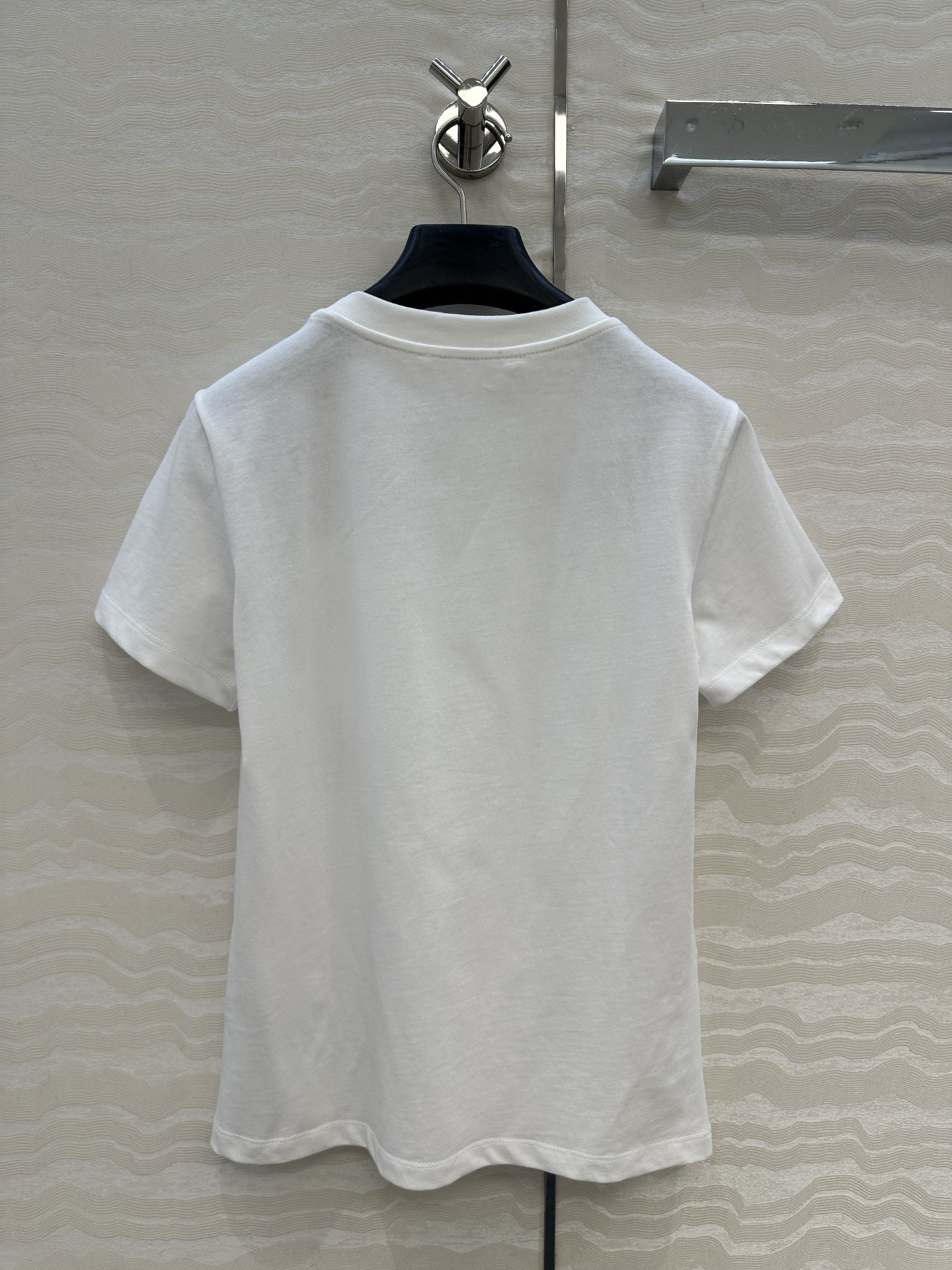 爆单推荐❤️F限定新品T恤。口袋眼镜定位3D立体图案高级又时髦！取材柔软舒适的棉质针织，经典版型不挑人上