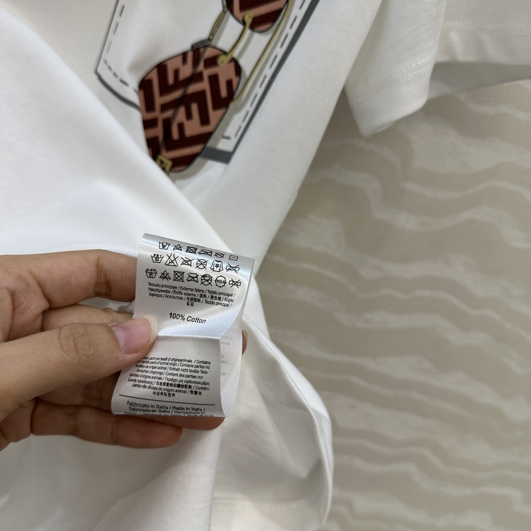 爆单推荐❤️F限定新品T恤。口袋眼镜定位3D立体图案高级又时髦！取材柔软舒适的棉质针织，经典版型不挑人上