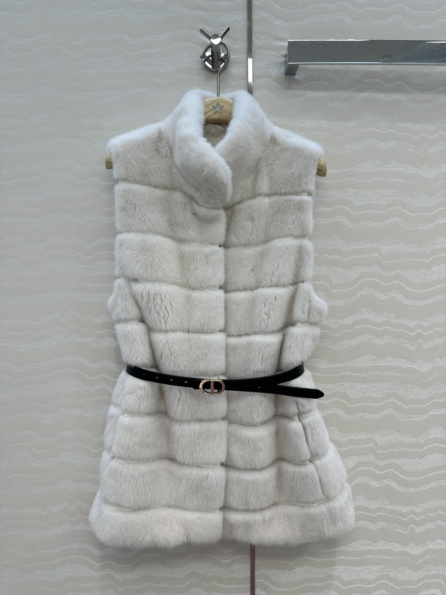 NO:710893,Exclusive first release of high-end top quality goods, CD Purple Label Mink Fur Vest from Copenhagen Auction House, Denmark!  Pure natural fur, horizontal stitching design and retro aesthetic create a fashionable girly style!  The price advantage preserves value!  Rich ladies and sisters, hurry up!  High-end luxury items are a must-have for white, rich and beautiful goddesses!  A timeless fur coat that you can wear all year round!  Perfect details verification!  The customized original H version is elegant and unobtrusive. Comes with a genuine leather CD metal buckle belt that is elegant, casual, fashionable and high-end!  Luxurious and elegant upper body with glossy and smooth texture!  Perfect handmade craftsmanship, there is no need to question the quality of our professional master craftsmanship!  Order quickly!  Two colors, size 3. M size bust 104, length 72.4, Dior-clothing, dior,19860909独家首发高端顶级好货,CD丹麦哥本哈根拍卖行紫标 水貂皮草马甲！纯天然皮草,横拼工艺设计复古美感打造时髦少女风！价格优势更保值！富婆姐姐们赶紧冲！白富美女神必入高奢单品！一年穿都不会过时的皮草大衣！完美细节验证！定制原版H版型大气不挑人.配送真皮CD金属扣腰带优雅随性的时髦高级感！光泽幼滑质感上身奢华高贵！完美纯手工制作工艺,我家专业老师傅手工艺品质无需质疑！速度下单！两色3码.M码胸围104,衣长72.四,迪奥-服装,dior,,Women's clothing