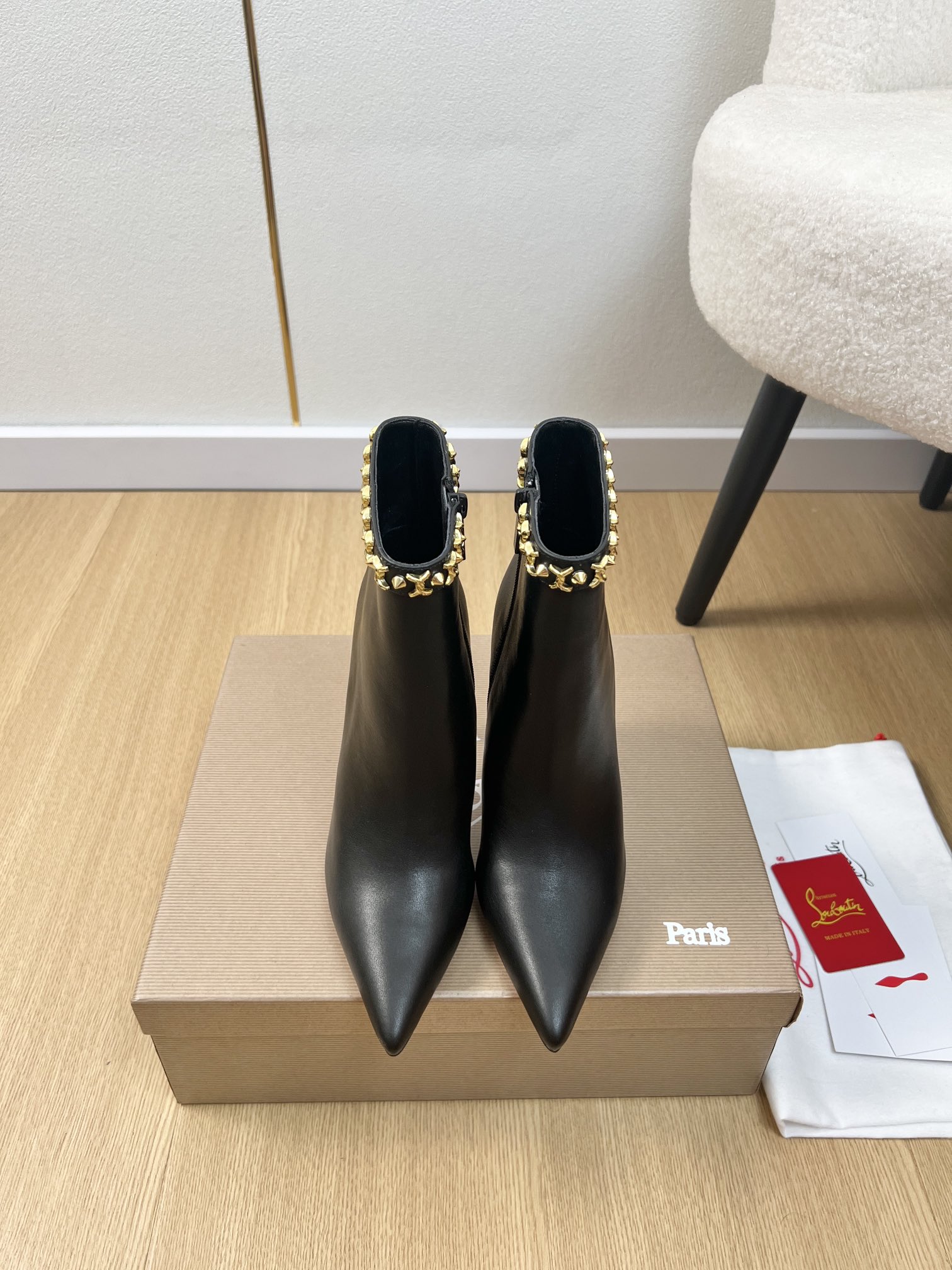 NO:578339,Christian Louboutin | CL's new spring and summer products. The counter's latest popular CL red-soled shoes, high-heeled pointed toe short boots and shoes series. Original purchased, developed and manufactured. High-heeled shoes with nothing but good looks. Rhinestone high-heeled shoes for women. The rhinestones are embellished with exquisite large diamonds. They are sparkling, smart and moist, and the taste is particularly pure.  The lady's temperament is full of femininity, and the foot feel is perfect. Summer really needs versatile shoes. They look good no matter how you match them. They have a casual and high-end feel and are very comfortable. They match with various shorts and skirts. They are very trendy. They are super good-looking and versatile. The rhinestone matching design perfectly blends the joy of seamless switching between playfulness and elegance. Wear them and dance a cheerful swing. Cowhide upper, sheepskin lining, outsole, imported genuine leather, heel height 10.5cm  Size 35-43 (40.41.42.43 customized) Glossy buttons 410, boots, christian louboutin, christian louboutin, louis vuitton, sandals, boots, high heels, skirts, shorts, cowhide, sheepskin, Leather soles19860909Christian Louboutin | CL家春夏新品 专柜最新爆款CL红底鞋高跟尖头短靴鞋系列 原版购入开发 做货 除了好看一无是处的高跟鞋水钻高跟鞋女士凉鞋,水钻点缀以精致大钻,闪耀灵动盈润完美味儿特别纯正 名媛气质女人味十足,脚感满分夏天真的太需要百搭鞋了,怎么搭配都好看,随意且高级的感觉舒适度也很棒,搭配各种短裤短裙,潮爆了 超好看百搭 水钻搭配设计完美融合在俏皮和优雅问无缝切换的快乐,穿上它跳起欢快的摇摆舞吧 鞋面牛皮 内里羊皮 大底进口真皮大底 跟高 10.5cm 码数35-43（40.41.42.43定制） 光面 扣子410,靴子,christian louboutin,christian louboutin,louis vuitton,sandals,boots,high heels,skirts,shorts,cowhide,sheepskin,Leather soles,Women's Shoes