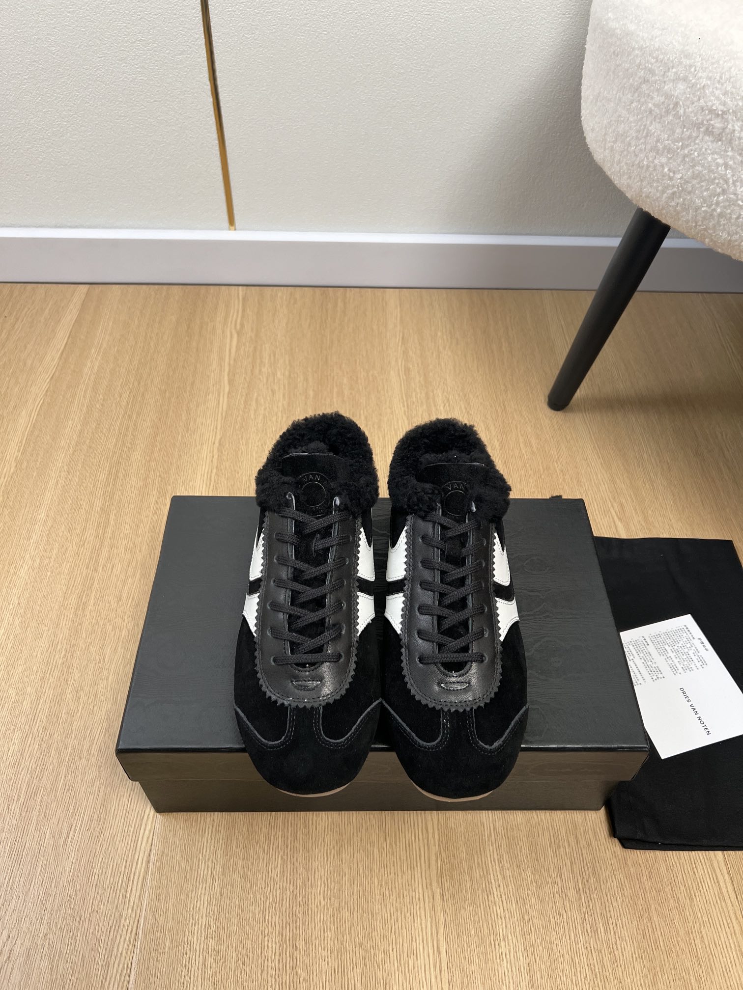 NO:578334,High version of Dries Van Noten | New products for spring and summer. The counter's new popular lace-up DVN retro marathon running shoes casual furry shoe series. Xiaohongshu planting grass can be worn with your eyes closed. It is comfortable and versatile, casual and fashionable. This DVN sneaker is inspired by the marathon competitive sports of the 1970s. The shoe shape is based on marathon sneakers as the design prototype, with vibrant colors of green, red, orange, etc.  The representative color of DVN, the upper is made of suede, soft cowhide and other materials, and is matched with this year's popular nylon twist rope shoelaces, which perfectly balances practicality and fashion. Upper, high-grade mercerized cowhide + first-layer cowhide, lining, wool outsole, original molded raw rubber outsole, size 35-40 (40 customized), casual shoes/sports shoes, sneakers, cowhide, chamois leather19860909高版本Dries Van Noten | 春夏新品 专柜新款火爆系带DVN复古马拉松跑鞋休闲毛毛鞋系列 小红书种草可以闭眼入那种,舒适百搭休闲时尚,这款DVN运动鞋,灵感来源于70年代的马拉松竞技运动.鞋型以马拉松运动鞋为设计原型,搭配极具生命力色彩的绿色、红色、橙色等 DVN代表性的色彩,鞋面由麂皮、柔软牛皮等材质拼接而成,并搭配今年流行的尼龙扭绳鞋带,实用性与时尚性得到完美的平衡 鞋面 高级丝光牛绒 +头层牛皮 内里 羊毛 大底 原版开模生胶大底 码数 35-40（40定制）,休闲鞋/运动鞋,sneakers,cowhide,chamois leather,Women's Shoes