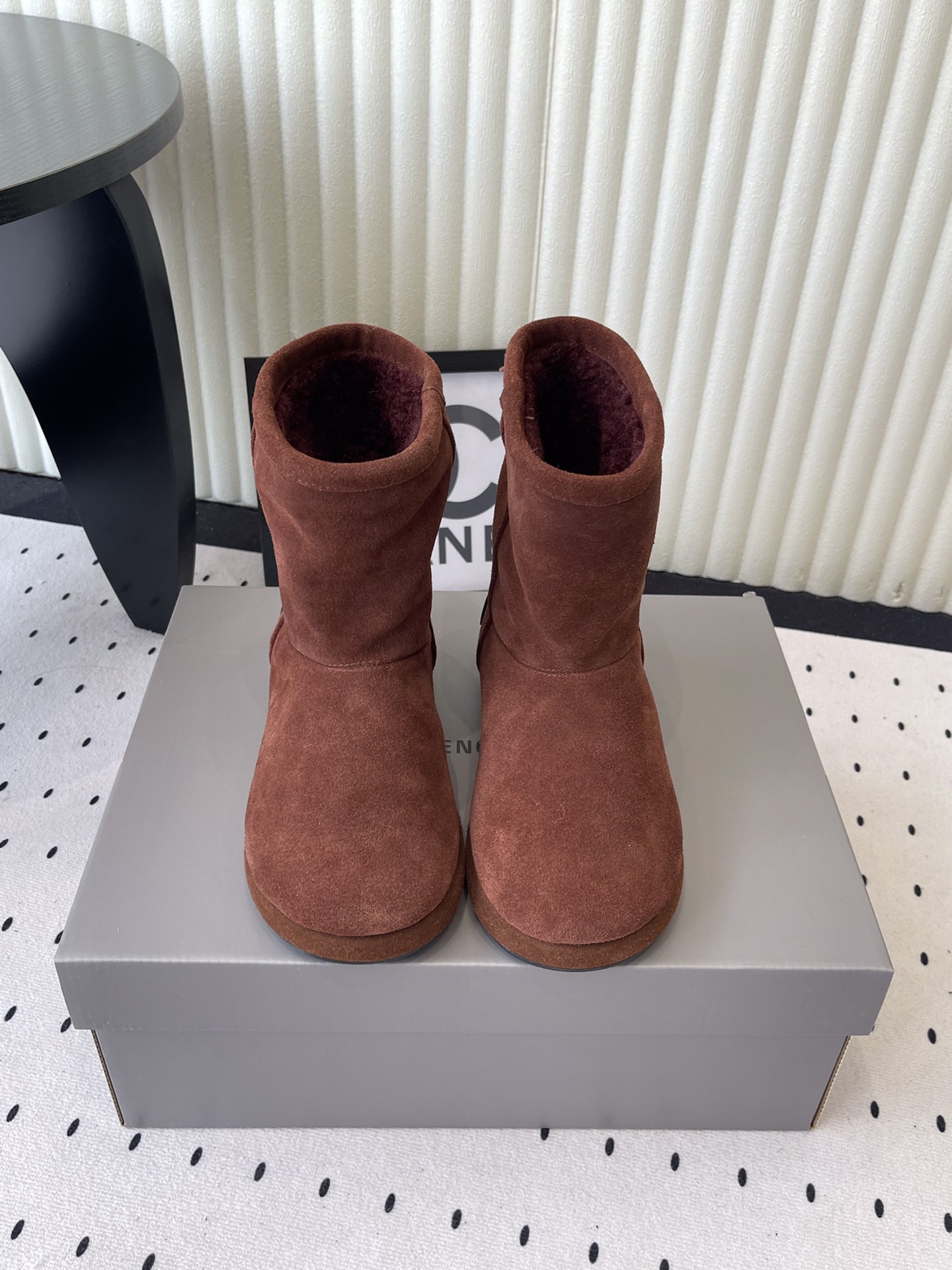 NO:578179,BALENCIAGA Balenciaga skiwear's latest Alaskan snow boots. Purchase genuine products and develop them. Perfect replicas. The designer launches to explore the concept of originality and appropriation in the fashion industry and pay tribute to heritage and classics with a new series. Breaking the conventional design with the iconic Balenciaga abstraction and colliding with new ideas that are witty and harmonious. Material: original frosted cowhide. Wool lining. Outsole. Original molded sole. Size: 35-40.  (40 custom-made), boots, balenciaga, balenciaga, boots, cowhide19860909BALENCIAGA 巴黎世家 skiwear最新款阿拉斯加雪地靴 正品购入开发 完美复刻 设计师推出探索时尚界对于原创与挪用的概念、以全新系列致敬传承与经典 以标志性Balenciaga抽象打破常规设计 碰撞出诙谐又和谐的新创意 面料原版磨砂牛皮 羊毛内里 大底原版开模鞋底 码数35-40 (40定做）,靴子,balenciaga,balenciaga,boots,cowhide,Women's Shoes