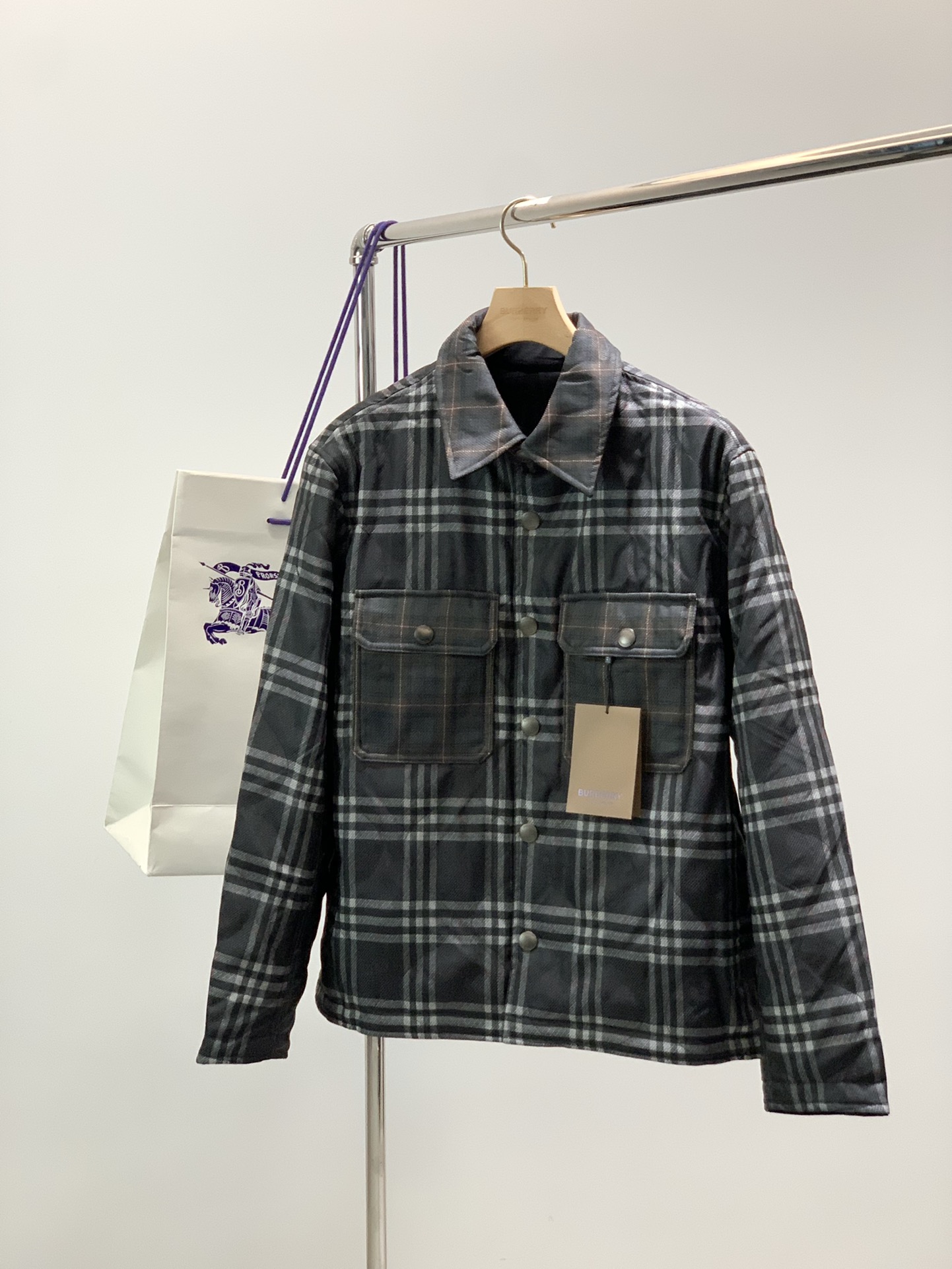 NO:608909,, Burberry, 2025 winter latest products, available at counters simultaneously, original goods, fashionable and casual reversible lapel cotton jacket, imported original fabrics, comfortable and breathable upper body, top printing technology letter pattern decorative logo, original hardware accessories decoration, extremely high grade, comfortable and versatile, handsome upper body, size S-XL,, burberry, burberry, jackets & coats, alexander wang19860909,Burberry 巴宝莉,2025冬季最新品,专柜同步有售,原单狠货,时尚休闲两面穿翻领棉服外套,进口原版面料,上身舒适透气,顶级印花工艺字母图案装饰logo,原版五金辅料装饰,档次极高,舒适百搭,上身帅气十足,码数S-XL,,burberry,burberry,jackets & coats,alexander wang,Men's clothing