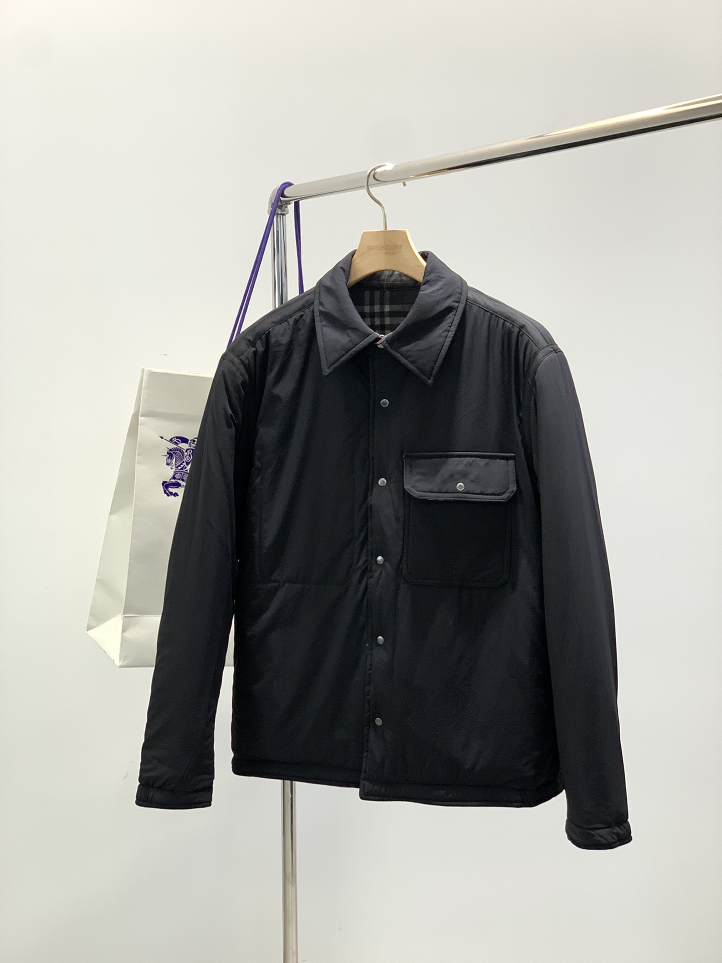 NO:643876,, Burberry, latest winter products, available at counters simultaneously, original goods, fashionable and casual reversible lapel cotton jacket, imported original fabrics, comfortable and breathable upper body, top printing technology letter pattern decorative logo, original hardware accessories decoration, extremely high grade, comfortable and versatile, handsome upper body, size S-XL,, burberry, burberry, jackets & coats, alexander wang19860909,Burberry 巴宝莉,冬季最新品,专柜同步有售,原单狠货,时尚休闲两面穿翻领棉服外套,进口原版面料,上身舒适透气,顶级印花工艺字母图案装饰logo,原版五金辅料装饰,档次极高,舒适百搭,上身帅气十足,码数S-XL,,burberry,burberry,jackets & coats,alexander wang,Men's clothing