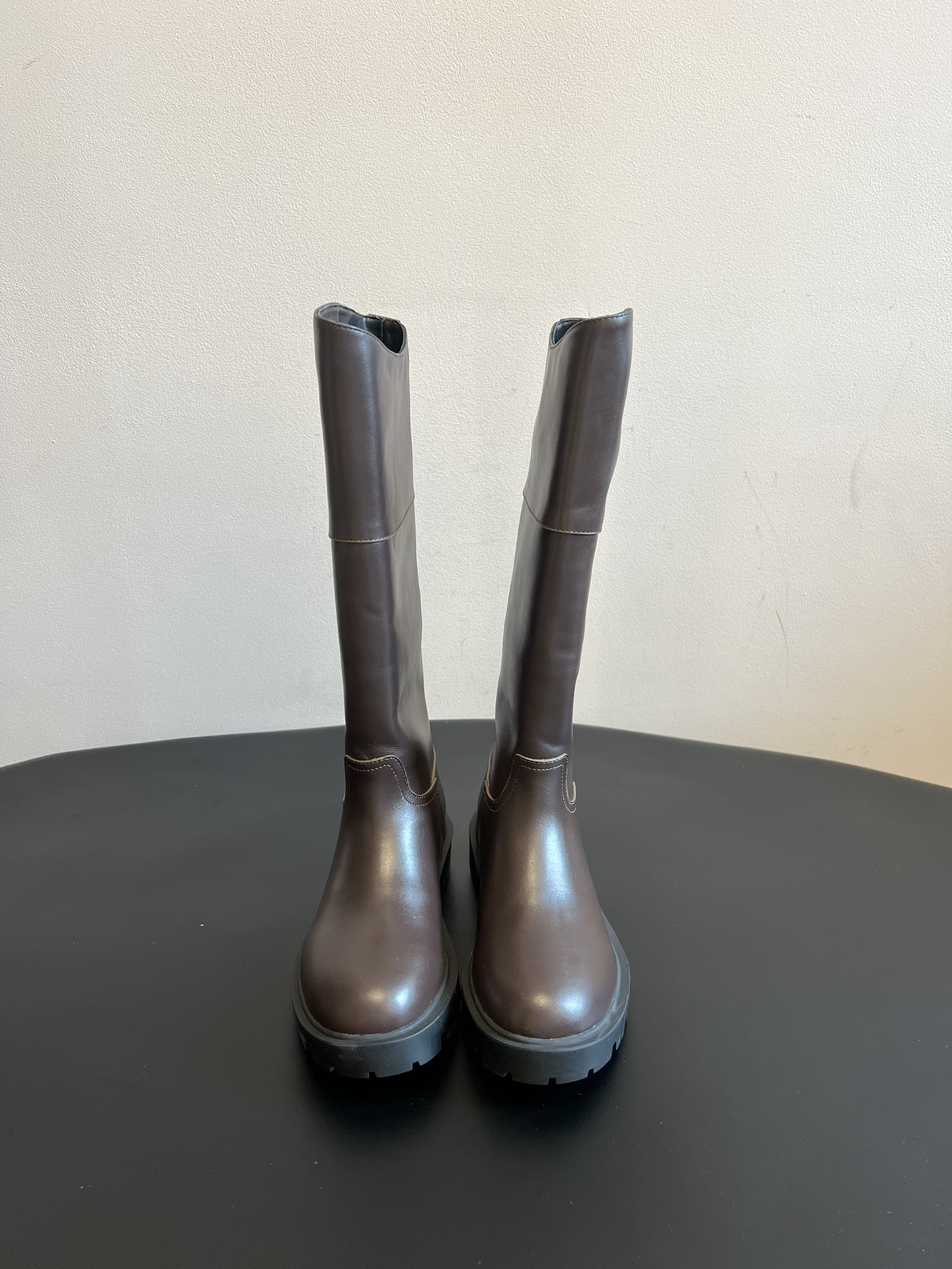 NO:593854,Celin* new autumn and winter Arc de Triomphe Chelsea boots are made of high-quality cow leather uppers, with sheep leather lining, high-grade and comfortable. The shoe body has the brand's iconic Arc de Triomphe LOGO, which is highly recognizable. It is a Chelsea boot style with no laces and an elastic band design on the side. It is easy to put on and take off and fits the ankle.  Round toe design, retro and versatile. Thick rubber outsole has good grip and has a certain heightening effect. It combines retro British style and modern fashion sense, and can be matched with a variety of styles of clothing. It is a classic and not easy to go out of style in the fashion circle. Upper cowhide leather lining Sheepskin outsole Rubber outsole Increased by 4.5cm Size 35-41 (40-41 size customization is not returnable), boots, celine, boots, cowhide, sheepskin19860909Celin* 秋冬新品凯旋门切尔西长靴 采用优质牛皮革制作鞋面,内里为羊皮革,质感高级且舒适.鞋身有品牌标志性的凯旋门LOGO,辨识度高.属于切尔西靴款式,无鞋带,侧面有松紧带设计,穿脱方便且贴合脚踝. 圆头设计,复古又百搭.厚底橡胶外底,具有良好的抓地力,同时带有一定增高效果.融合了复古英伦风与现代时尚感,可搭配多种风格的服饰,是时尚圈经典且不易过时的款式. 鞋面牛皮 内里羊皮 大底橡胶大底 增高4.5cm Size35-41码（40-41码定制不退换）,靴子,celine,boots,cowhide,sheepskin,Women's Shoes