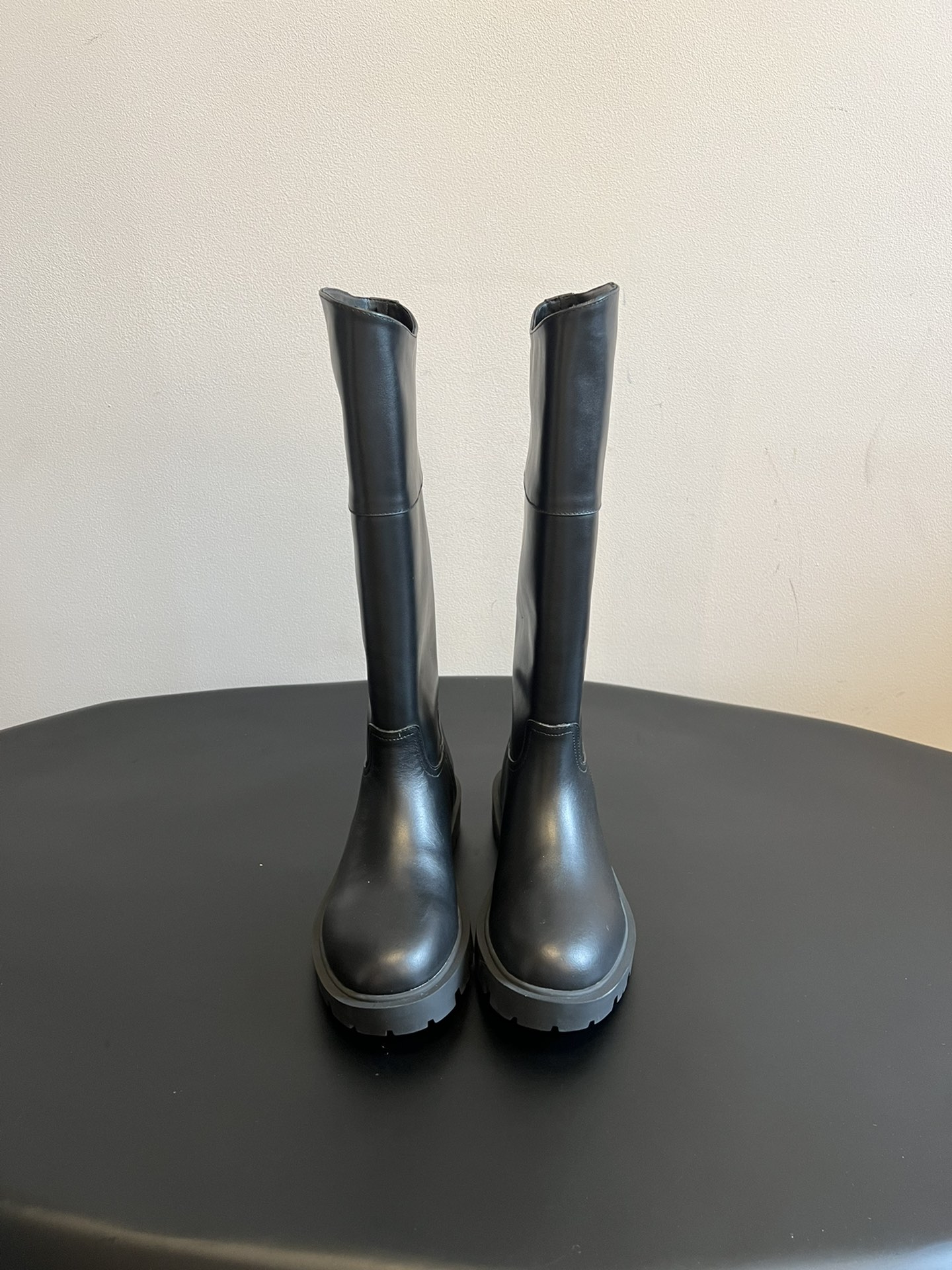 NO:594252,Top quality Celine fw25 new arrival-～ * Celine's new autumn and winter bare boots below the knee. The upper is calfskin + Arc de Triomphe logo embellishment. The shape is simple but exquisite. The upper foot is super good-looking, and the elongated leg shape looks thin and fashionable. Centipede Jing ins is a must-have item for autumn and winter. The material is imported calfskin. Lined with sheepskin lining/foot pads. Original rubber outsole 4.5cm.  Size35-36-37-38-39 (40 41 custom-made, non-returnable), boots, celine, boots, cowhide, sheepskin19860909顶级品质 Celine fw25 new arrival-～ * 塞琳秋冬新款膝下裸靴 鞋面小牛皮+凯旋门logo点缀,造型简单但不乏精致感～上脚超好看,拉长腿型显廋又时髦～ 蜈蚣精ins秋冬搭配必备单品 面料进口小牛皮 里衬羊皮内里/垫脚 鞋底原版橡胶大底 4.5cm Size35-36-37-38-39（40 41订做不退换）,靴子,celine,boots,cowhide,sheepskin,Women's Shoes