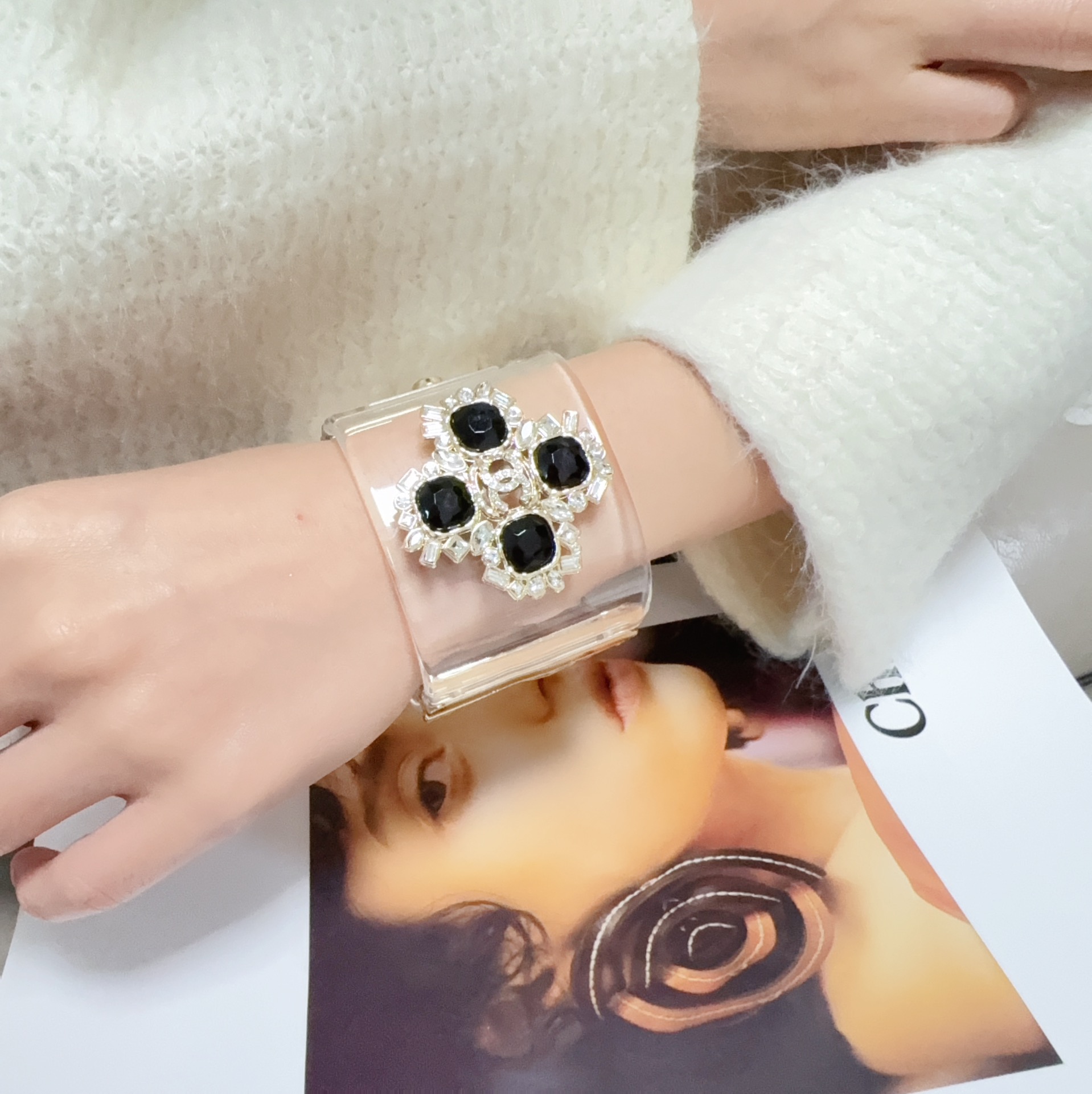 NO:583455,The new popular Chanel wide version acrylic white transparent bracelet small fragrance chanel imported acrylic, electroplated 18K gold, material brass. Very grand, luxurious, very matching skin tone, as creamy as jade, precious resin and metal, making every jewelry dazzling, raising your hand is the focus of the audience. No matter in spring, summer or autumn and winter, no matter how you match it, you will have temperament, fashionable trend, unique, fine jewelry, chanel, chanel, bracelet19860909新款爆款香奈儿宽版亚克力白色透明手镯小香风chanel进口亚克力,电镀18K金,材质黄铜.非常大气,奢华,很衬肤色,凝脂如玉,名贵树脂与金属,让每一件饰品都璀璨夺目,抬起手就是全场焦点.不论春夏还是秋冬,怎么搭配都有气质,时尚潮流,与众不同,饰品精品,chanel,chanel,bracelet,Jewelry