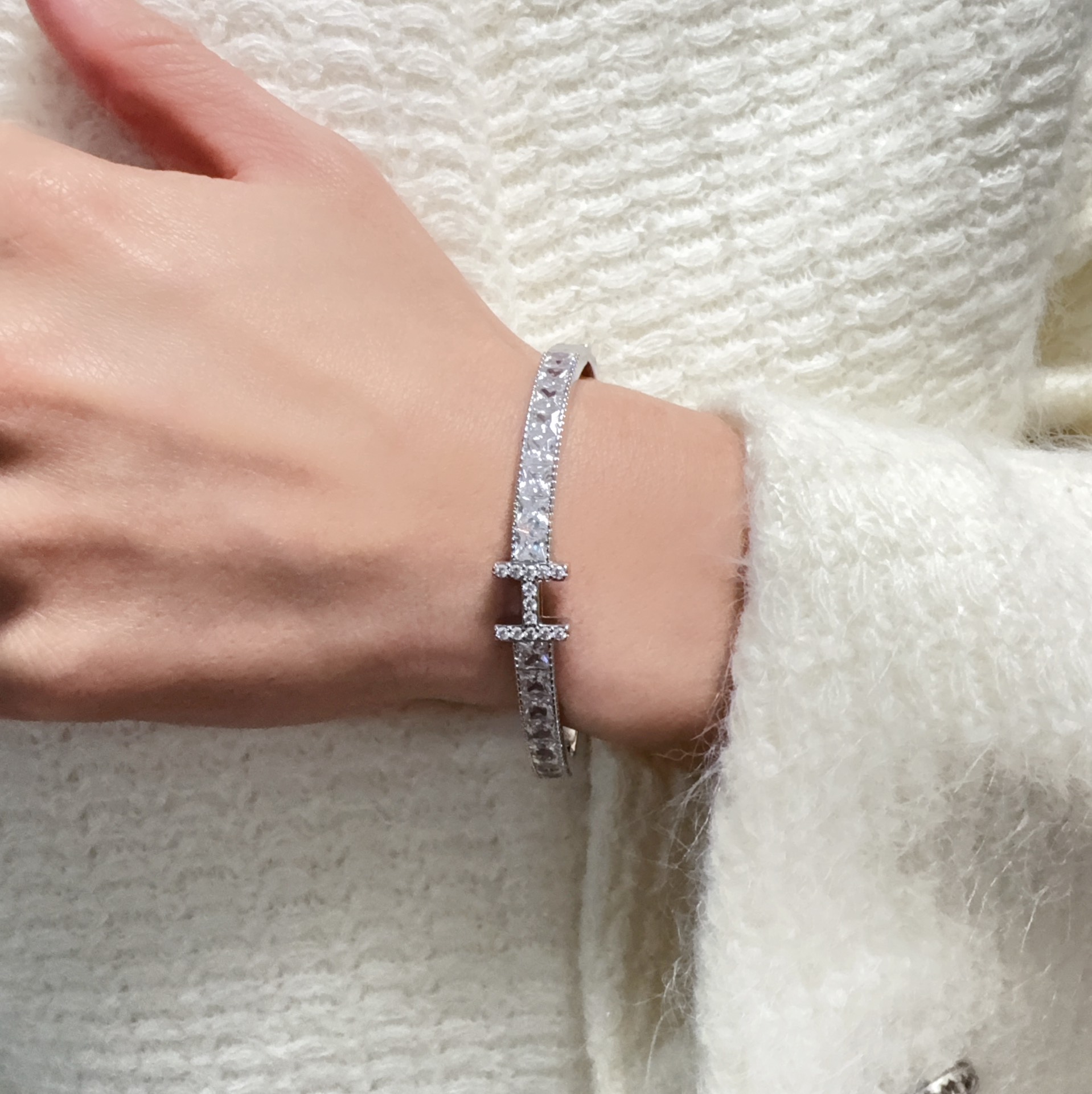 NO:583456,The new Hermes letter engraved diamond H letter bracelet, the Seiko version, the color-preserving narrow version, has been loved by MM since its launch. Each color has its own unique brilliance!  The effect is very nice!  The tiniest one!  More durable than ordinary models, showing fairer complexion, fine jewelry, hermes, hermes, bracelet19860909新品爱马仕Hermes字母雕刻镶钻H字母手镯精工版保色窄版从上市以来一直深受MM喜爱每一种颜色都有它独一无二的光彩！上手效果非常好看！最细小的一款！比普通款更耐看显肤色白皙,饰品精品,hermes,hermes,bracelet,Jewelry