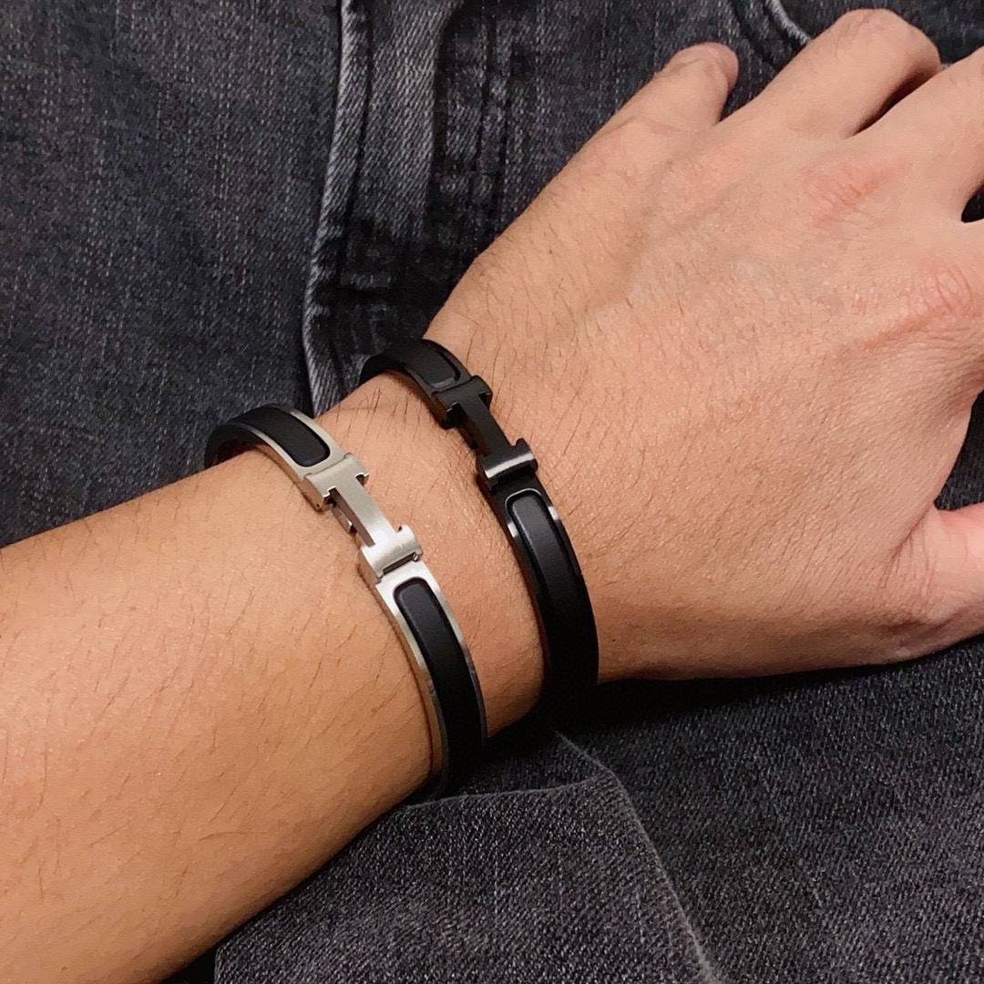 NO:583457,The new popular model on the market recommends the authentic high version Hermes enamel bracelet small size 8MM fine high version one to one Seiko version. The exquisite and smooth narrow version has been loved by MM since its launch. Each color has its unique brilliance!  The effect is very nice!  The tiniest one!  It is more durable than the ordinary model and shows fair skin tones. It is more attractive for men and women. The brushed silver and brushed black are also so beautiful. The size for men and women is 17/19cm. Boutique jewelry, hermes, hermes, bracelet.19860909新款上市爆款推荐正品高版本级别爱马仕Hermes珐琅手镯小号8MM细款高版本一比一精工版 做工细腻光滑窄版从上市以来一直深受MM喜爱每一种颜色都有它独一无二的光彩！上手效果非常好看！最细小的一款！比普通款更耐看显肤色白皙男女搭配更出彩拉丝银和拉丝黑也太美了吧男女情侣款码数17/19cm,饰品精品,hermes,hermes,bracelet,Jewelry