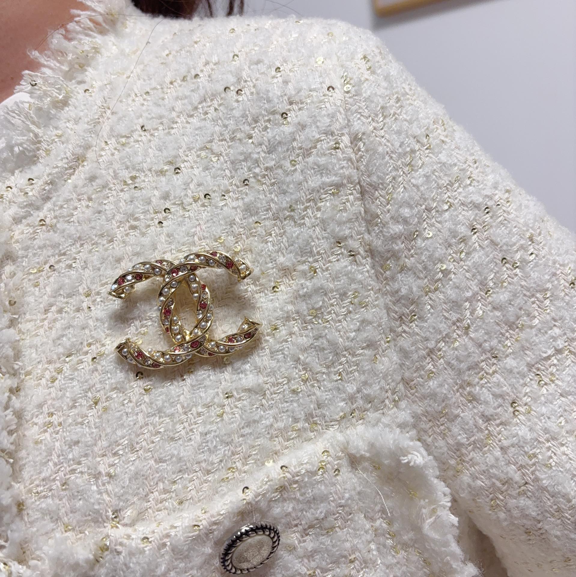 NO:575745,CHANEL Xiaoxiang The latest high version of the pearl pink diamond Chanel brooch is the accessory that understands women best. Women who devote all their efforts to being themselves tend to cherish the meaning of the brooch more. Ms. Chanel pinned the brooch on her hat and told the fashionable ladies who imitated her [The brooch is very practical. It can be pinned on the collar of a suit, on a pocket, on a hat, on a belt or on an evening dress. Boutique jewelry, chanel, chanel, business  suit, brooch, breastpin, hats19860909CHANEL小香 最新款高版本珍珠粉钻香奈儿胸针,是最懂女人的饰物.那些倾注了全部心血去做自己的女人,往往更珍惜胸针的意义.香奈儿女士把胸针别在帽子上,并告诉那些模仿她的时髦女士们[胸针可是非常实用,它可以别在西装领上、口袋上、帽子上、腰带上或者是晚礼服上,饰品精品,chanel,chanel,business suit,brooch，breastpin,hats,Jewelry