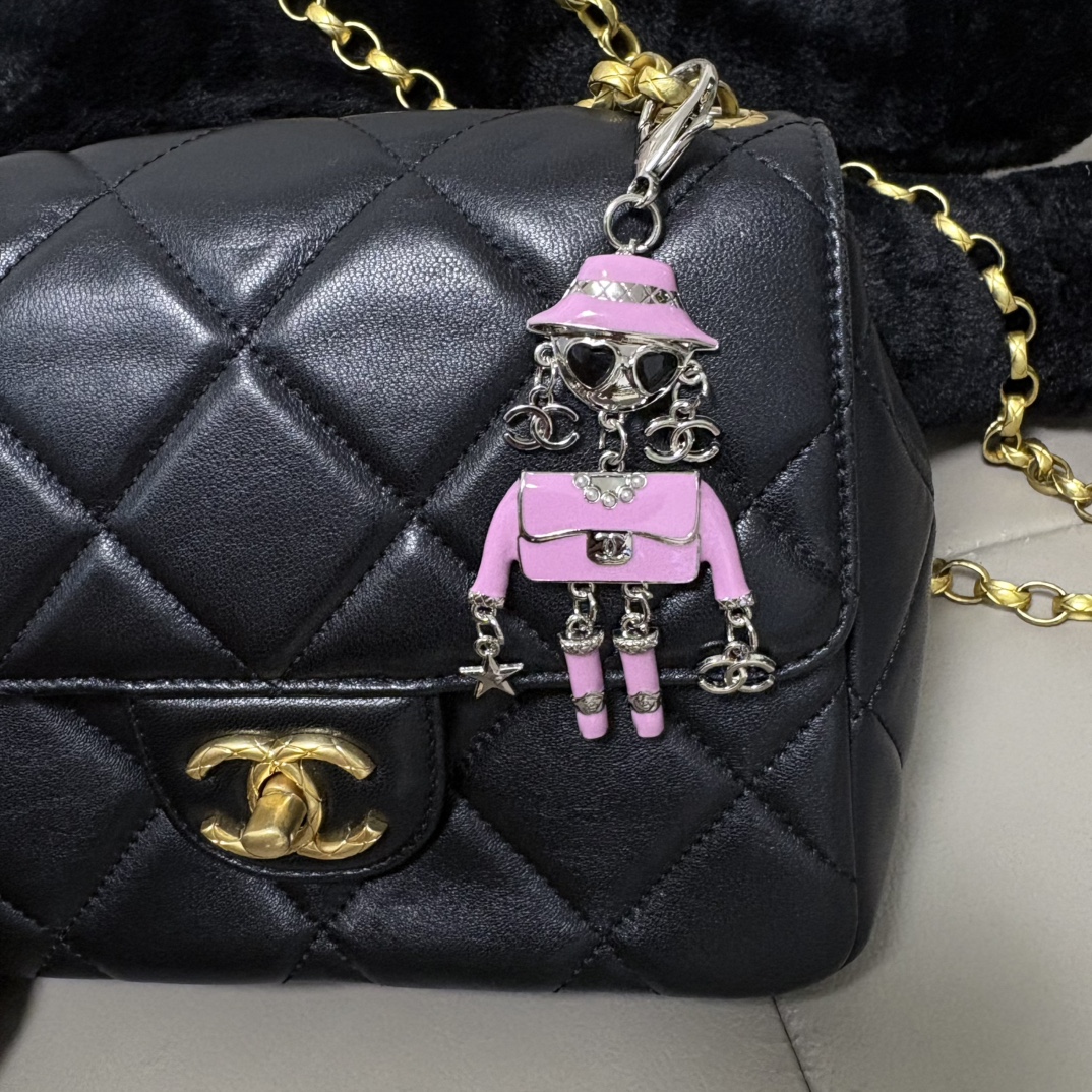 NO:583459,The new Chanel robot smart keychain pink, black colorful bag decorations, small fragrance hats, bag keychains. This accessory is made of luxurious materials, decorated with bag Chanel double C letter logo pendant. It can be personalized and customized to create personal exclusive jewelry. It can be matched at will. It is very versatile to wear on various occasions throughout the year. Fine jewelry, chanel, chanel, keychain, hats19860909新款香奈儿Chanel机器人灵动钥匙扣粉色、黑色炫彩包饰、小香风帽子、包包钥匙扣该配饰由奢华材料制成,饰有包包香奈儿双C字母标识坠饰.可进行个性化定制,打造个人专属饰品随意搭配都可、一年四季各种场合佩戴都是非常百搭的,饰品精品,chanel,chanel,keychain,hats,Jewelry