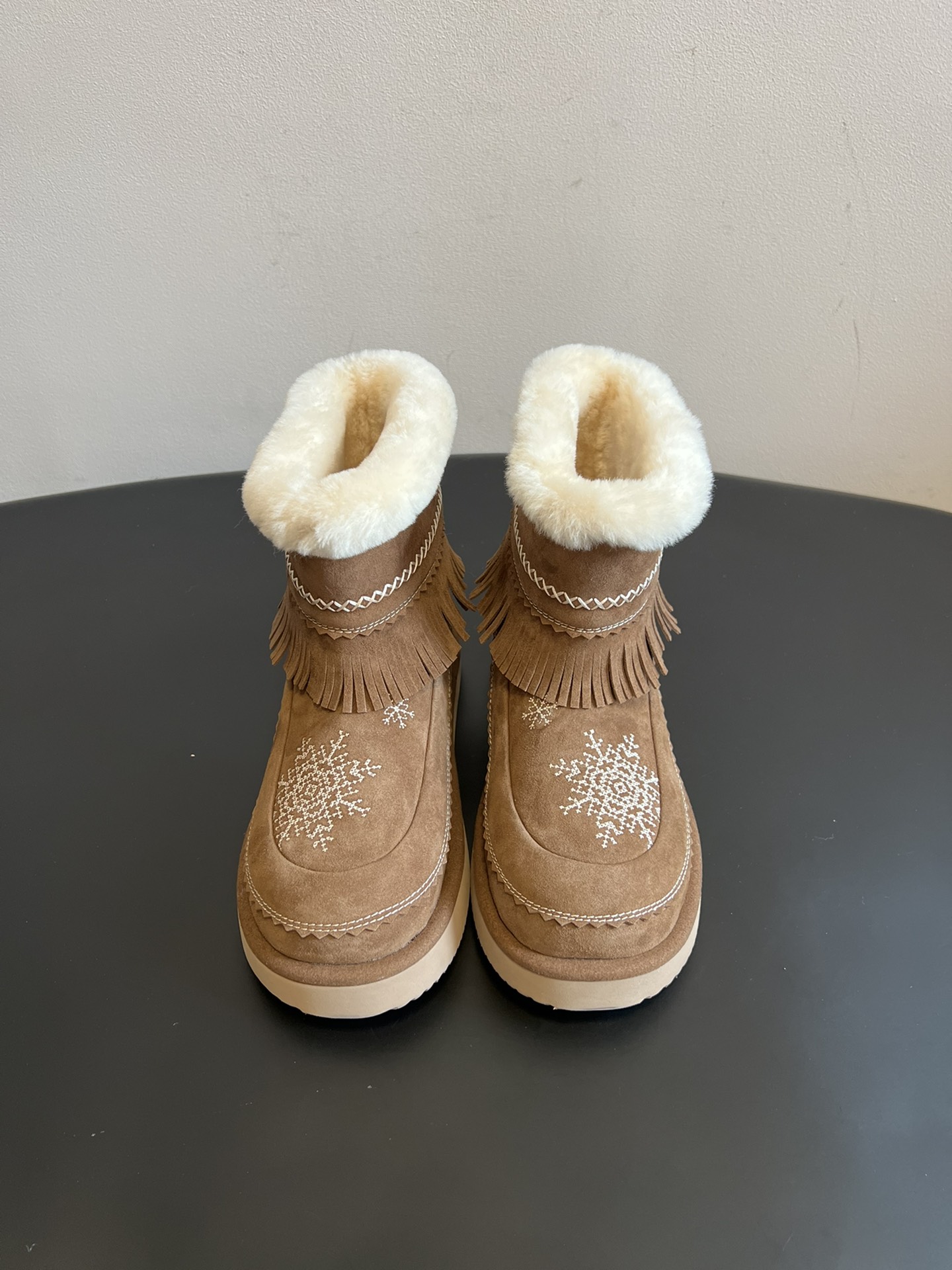 NO:630347,Unfolio 25FW autumn and winter retro snowflake tassel snow boots combine ethnic style and winter elements. The tassel decoration and snowflake embroidery add a unique retro charm and romantic atmosphere. Made of suede material, the texture is delicate; the plush material on the shoe opening is soft and skin-friendly, with both warmth and comfort.  There are two tones of brown and light brown, both warm earth tones, versatile and suitable for winter atmosphere. The snowflake embroidery on the shoe body is exquisite and delicate, and the tassel design sways gently with the steps, which is full of agility; the stitching process on the edge is neat, which enhances the overall sophistication. Cow suede upper, wool lining, rubber outsole, 2.5cm higher, Size35-41 (40.41 customized, non-refundable), snow boots, boots, chamois  leather19860909Unfolio 25FW 秋冬复古雪花流苏雪地靴 融合了民族风与冬日元素,流苏装饰和雪花刺绣增添了独特的复古韵味与浪漫气息.采用麂皮材质,质感细腻；鞋口的毛绒材质柔软亲肤,兼具保暖性与舒适感. 有棕色和浅棕色两种色调,均为温暖的大地色系,百搭且契合冬季氛围.鞋身的雪花刺绣精致细腻,流苏设计随步履轻轻晃动,富有灵动感；边缘的缝线工艺工整,提升了整体的精致度. 鞋面牛反绒 内里羊毛 大底橡胶大底 增高2.5cm Size35-41码（40.41定制不退换）,雪地靴,boots,chamois leather,Women's Shoes