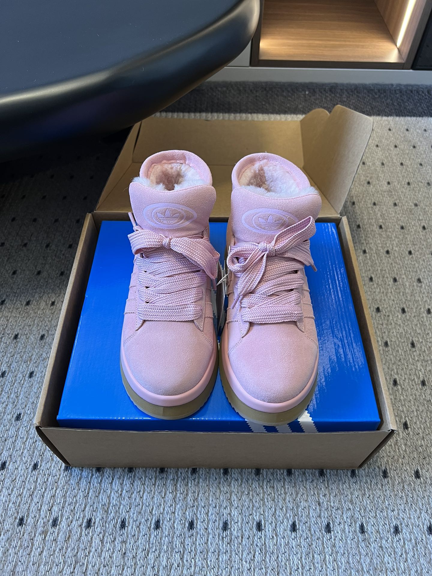 NO:594260,Top quality Adida*s 25ss clover bread plush high-top shoes. The upper is made of suede material, which has a fine texture and is wear-resistant. The inside of the shoe is filled with plush material, which has good warmth retention and is suitable for winter wear. It is available in white, pink, brown, black and other colors to meet the needs of different styles, whether it is sweet style, retro style or simple style.  It is a high-top style, which can provide better wrapping and protection for the ankle; the bow design on the laces adds sweetness and fashion; the sole is thick-soled, which not only enhances the layering of the overall shape, but also has a certain heightening effect. Fabric: cow suede, lining, wool, outsole, rubber combination outsole, 3.5cm heel19860909顶级品质 Adida*s 25ss 三叶草面包毛绒绒高帮鞋 鞋面采用麂皮材质,质感细腻且耐磨；鞋内填充毛绒材质,保暖性佳,适合冬季穿.有白色、粉色、棕色、黑色等多种颜色可选,满足不同风格的穿搭需求,无论是甜美风、复古风还是简约风都能适配. 属于高帮款式,能为脚踝提供较好的包裹与保护；鞋带处采用蝴蝶结设计,增添了甜美与时尚感；鞋底为厚底设计,不仅提升了整体造型的层次感,还具有一定的增高效果. 面料牛反绒 内里羊毛 大底橡胶组合大底 跟高3.5cm Size35-40码（40码订做不退换）,半拖雪地靴,adidas,boots,chamois leather,Women's Shoes