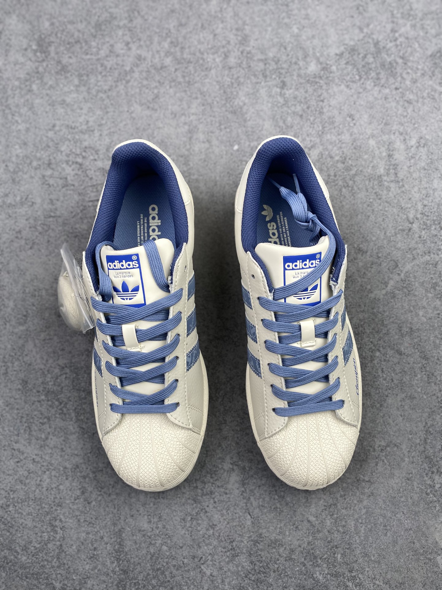 公司级 海外爆款限量发售!高端定制贝壳头阿迪Adidas originals SUPERSTAR “巴黎世家联名 米白浅蓝色”高端定制 低帮休闲板鞋 定制鞋盒 大厂品质出货 超高清洁度 皮料切割干净无任何毛边 细节完美 货号:DS0020 x7
