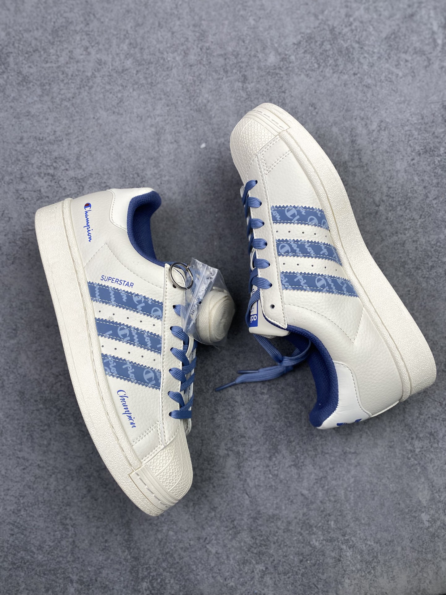 公司级 海外爆款限量发售!高端定制贝壳头阿迪Adidas originals SUPERSTAR “巴黎世家联名 米白浅蓝色”高端定制 低帮休闲板鞋 定制鞋盒 大厂品质出货 超高清洁度 皮料切割干净无任何毛边 细节完美 货号:DS0020 x7
