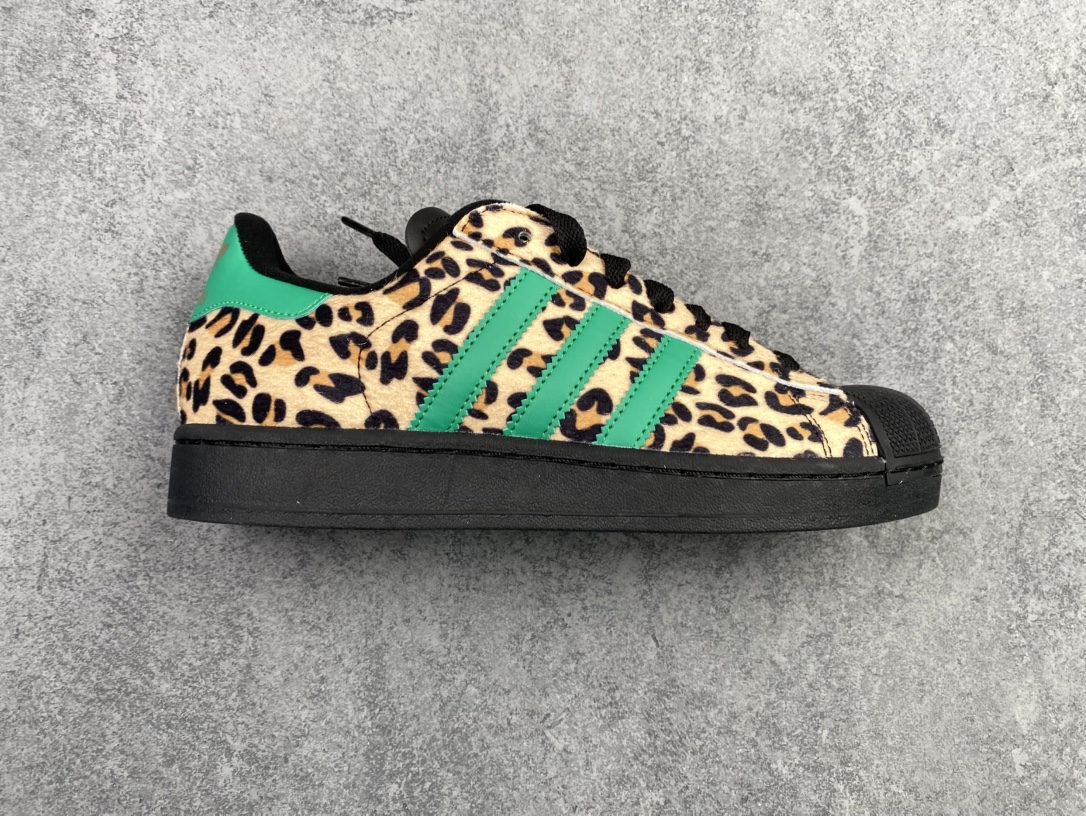 💰170 公司级
  AD Originals Superstar 经典复古贝壳头板鞋 JP8165 诞生于1969年 是第一双将全皮面鞋 身与橡胶鞋头结合在一起的低帮篮球鞋 Superstar最开始 是作为高帮篮球鞋Pro Model的低帮版本而出现的 但因为其独特和醒目的橡胶鞋头造型而让大家熟知 被大家形象地称为"shelltoe"贝壳头 在70年代的美国职业篮球场上 接近3/4的NBA球员都将这双Superstar作为场上用鞋 80年代之后 经过不断的改良和发展 Superstar逐渐成为横跨时装、音乐、街头文化、休闲和运动等各大领域的时尚潮鞋 SIZE：36 36.5 37 38 38.5 39 40 40.5 41 42 42.5 43 44 44.5 45w8