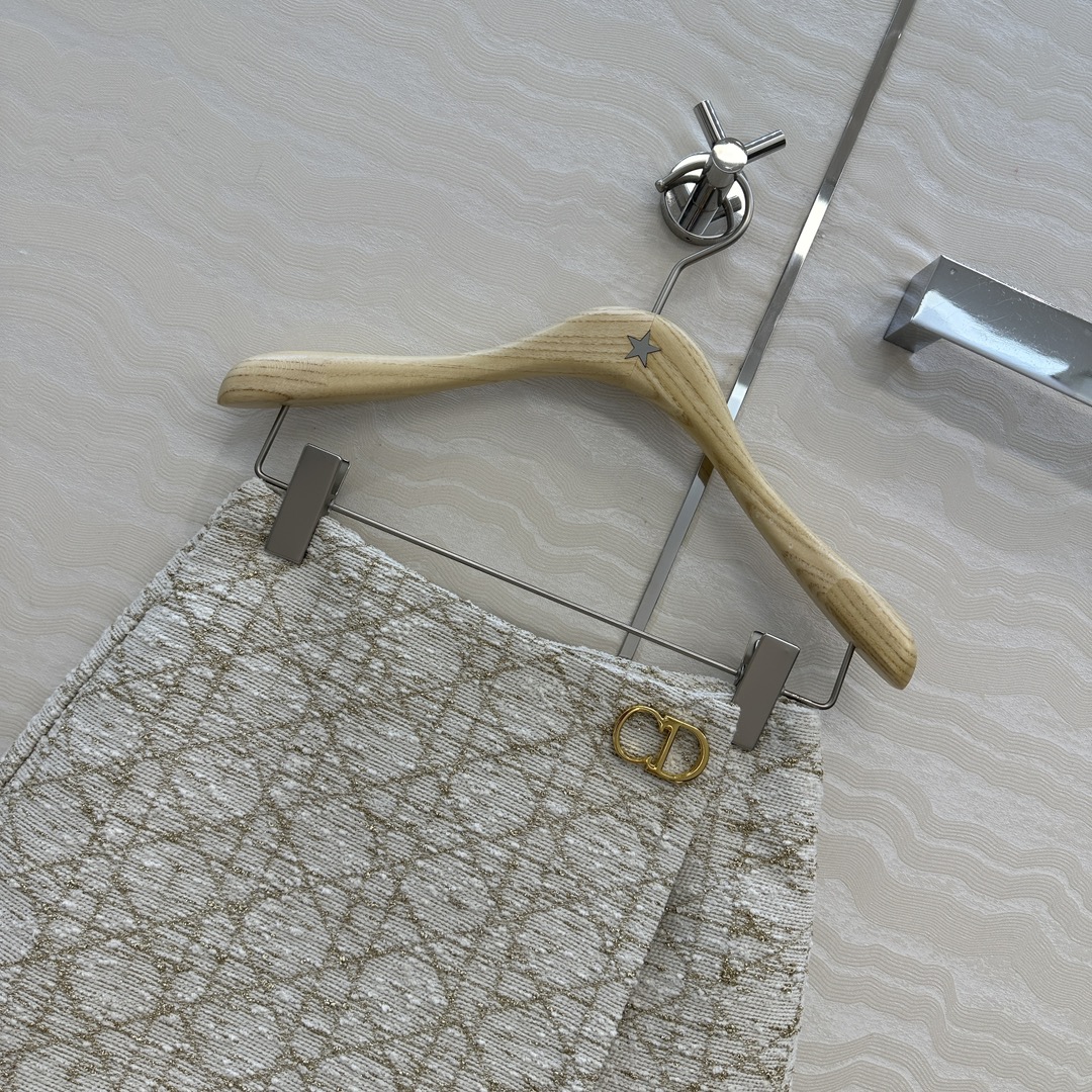 爆单推荐❤️原单品质！Miss D 25早秋新品。白金戴妃藤格纹经典短裤裙，白富美必入单品，搭配设计裤裙