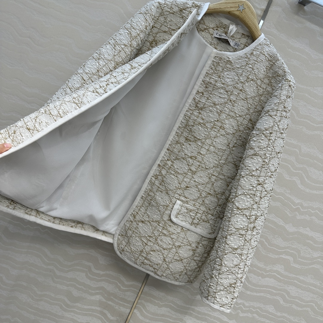 爆单推荐❤️原单品质！Miss D 25早秋新品。白金戴妃藤格纹无扣外套！白富美必入单品，经典圆领箱型外