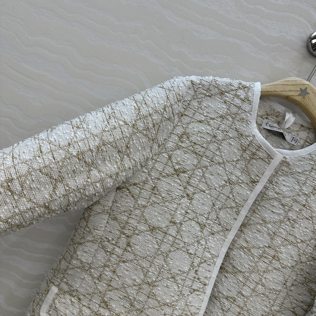 爆单推荐❤️原单品质！Miss D 25早秋新品。白金戴妃藤格纹无扣外套！白富美必入单品，经典圆领箱型外