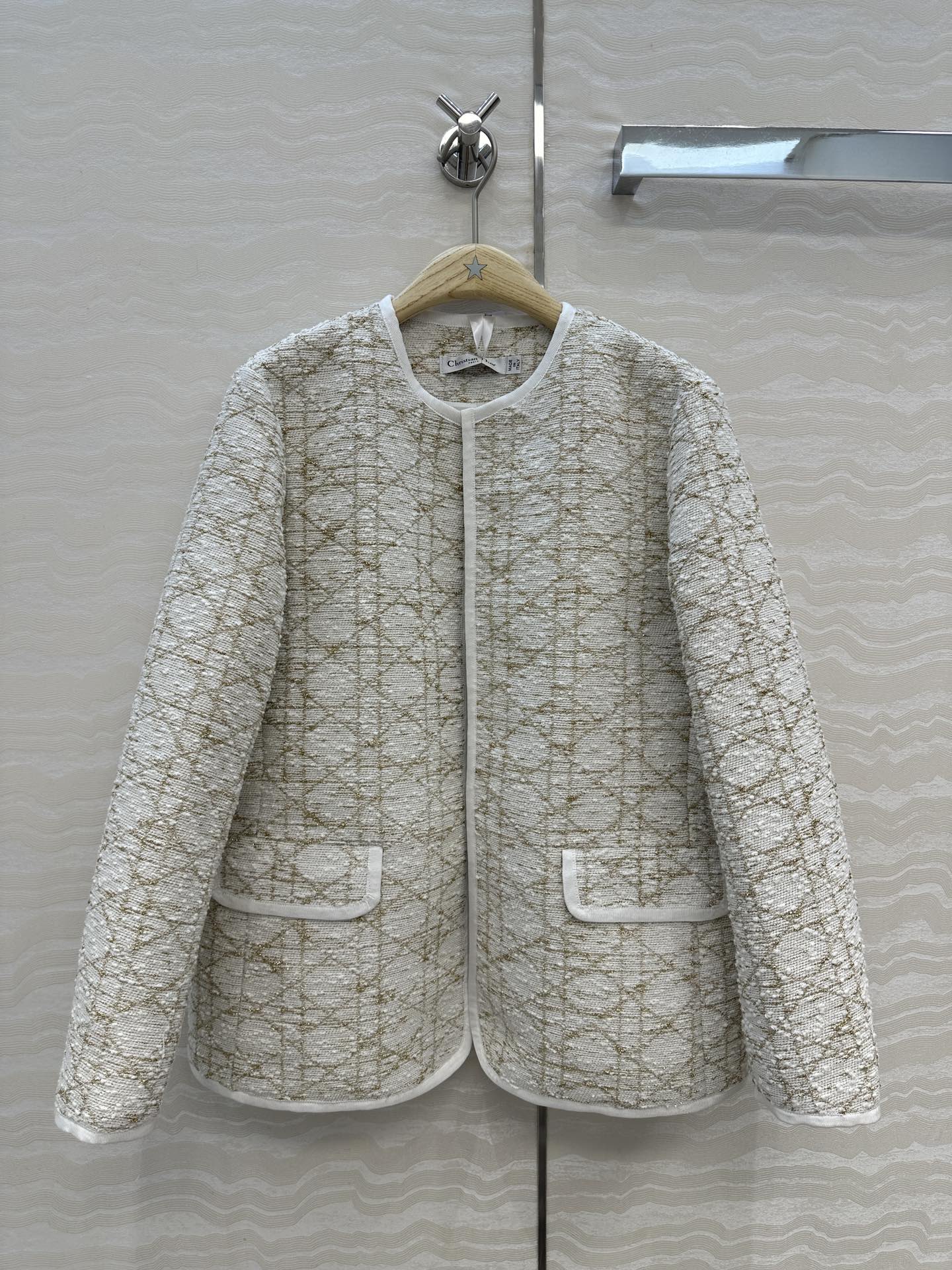 爆单推荐❤️原单品质！Miss D 25早秋新品。白金戴妃藤格纹无扣外套！白富美必入单品，经典圆领箱型外