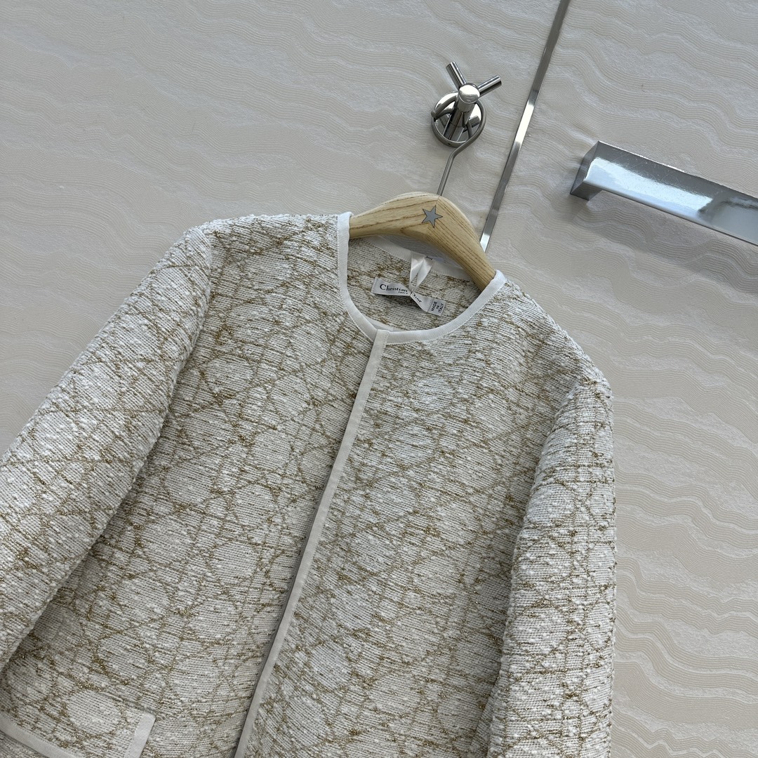 爆单推荐❤️原单品质！Miss D 25早秋新品。白金戴妃藤格纹无扣外套！白富美必入单品，经典圆领箱型外