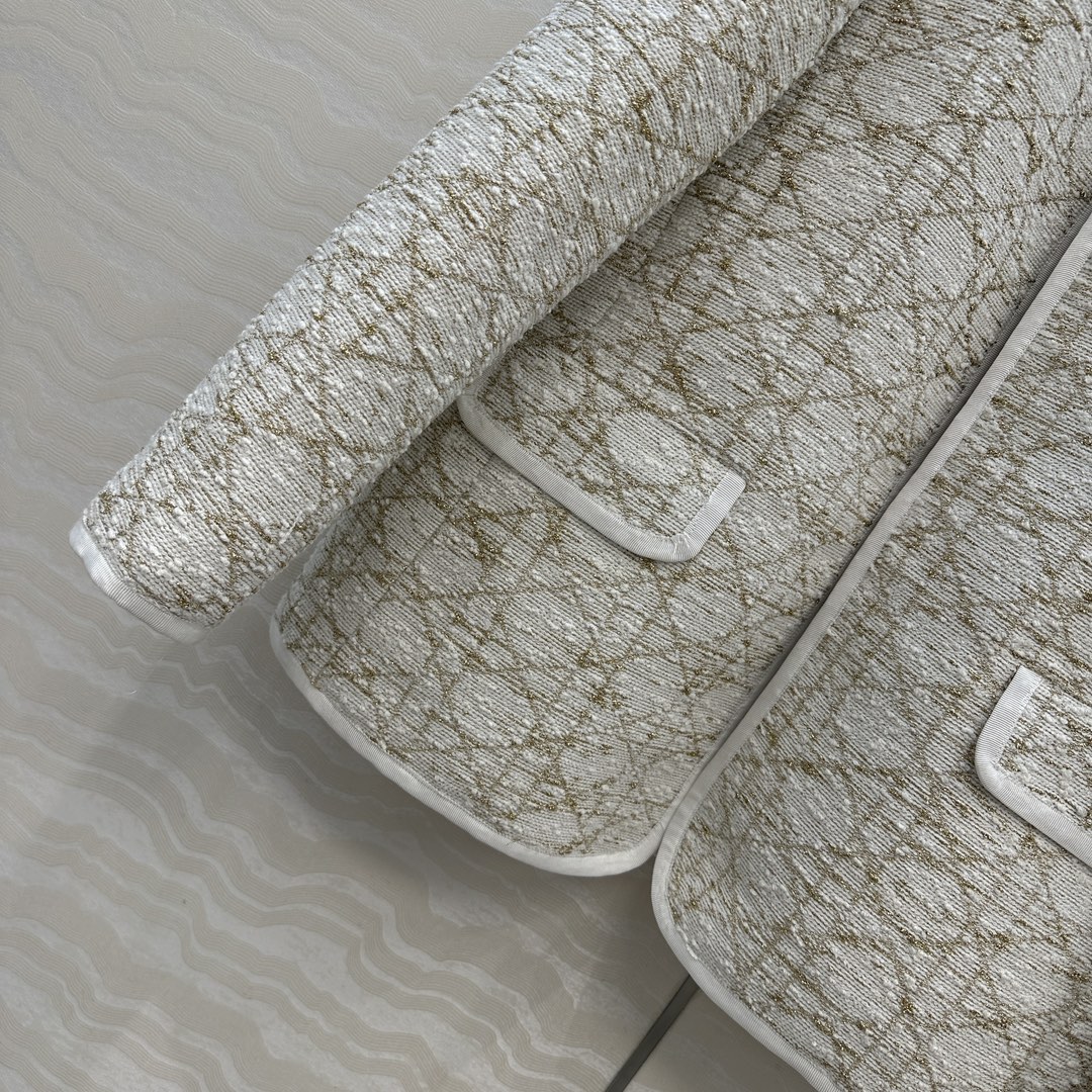 爆单推荐❤️原单品质！Miss D 25早秋新品。白金戴妃藤格纹无扣外套！白富美必入单品，经典圆领箱型外