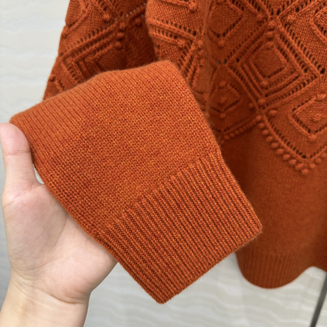 独家首发❤️高端原单品质，lP🆕高智感 老钱风穿搭气质圆领毛衣，定位缕空菱格提花浮雕设计。品质控必入！进