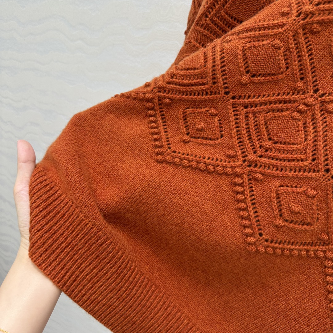 独家首发❤️高端原单品质，lP🆕高智感 老钱风穿搭气质圆领毛衣，定位缕空菱格提花浮雕设计。品质控必入！进