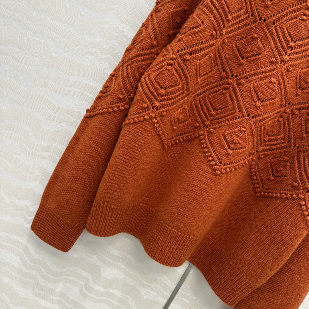 独家首发❤️高端原单品质，lP🆕高智感 老钱风穿搭气质圆领毛衣，定位缕空菱格提花浮雕设计。品质控必入！进