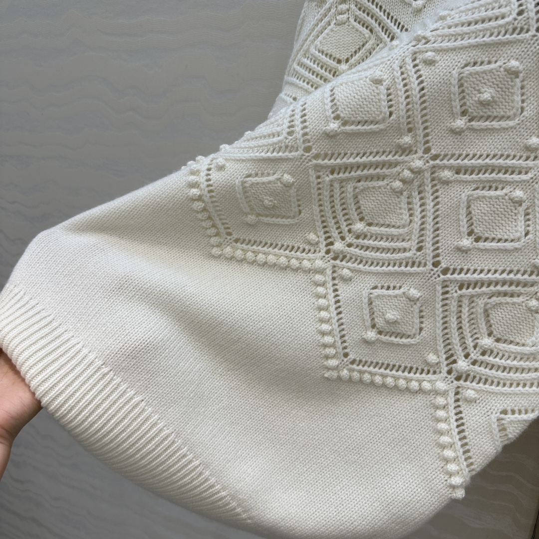 独家首发❤️高端原单品质，lP🆕高智感 老钱风穿搭气质圆领毛衣，定位缕空菱格提花浮雕设计。品质控必入！进