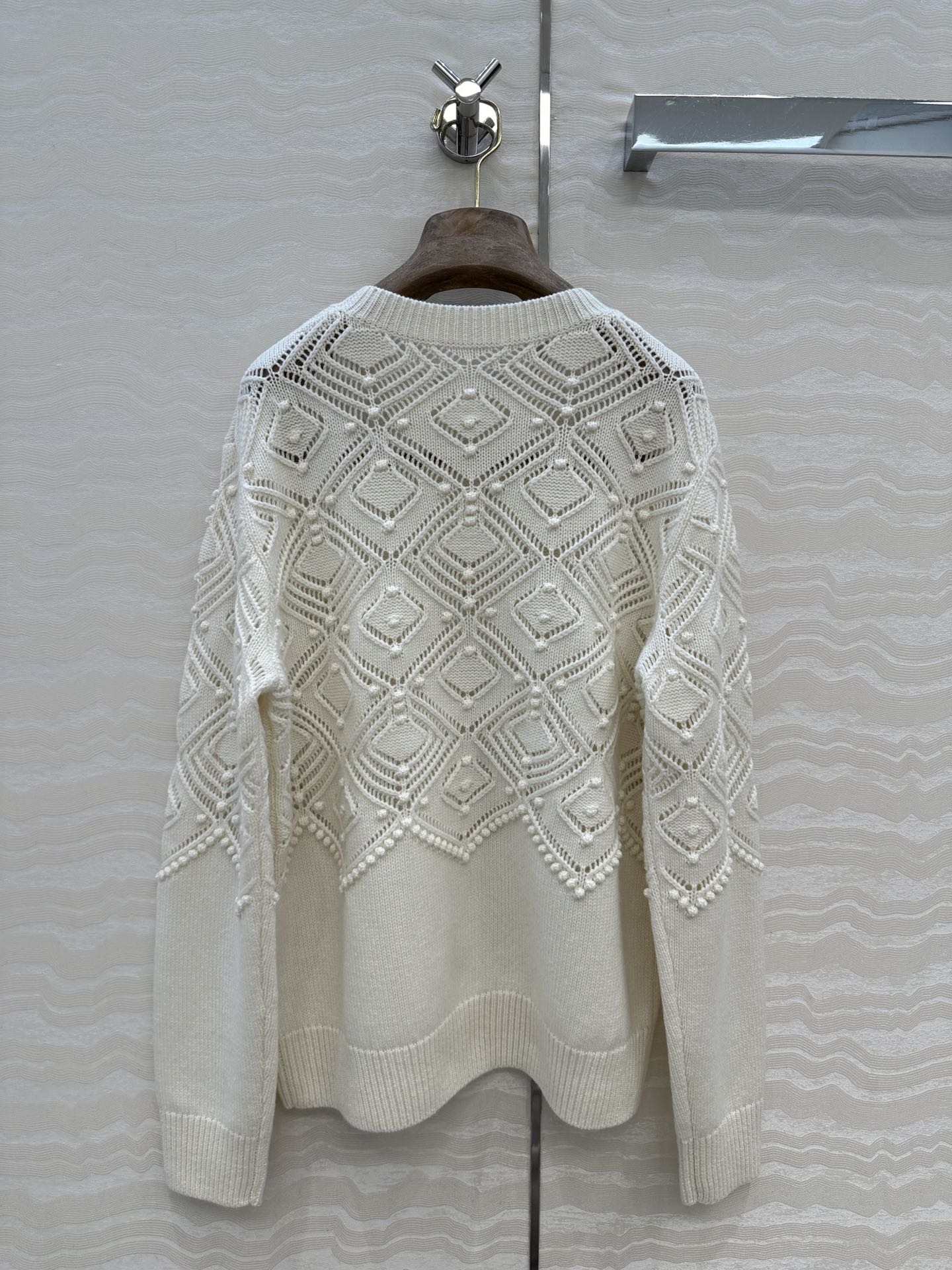 独家首发❤️高端原单品质，lP🆕高智感 老钱风穿搭气质圆领毛衣，定位缕空菱格提花浮雕设计。品质控必入！进