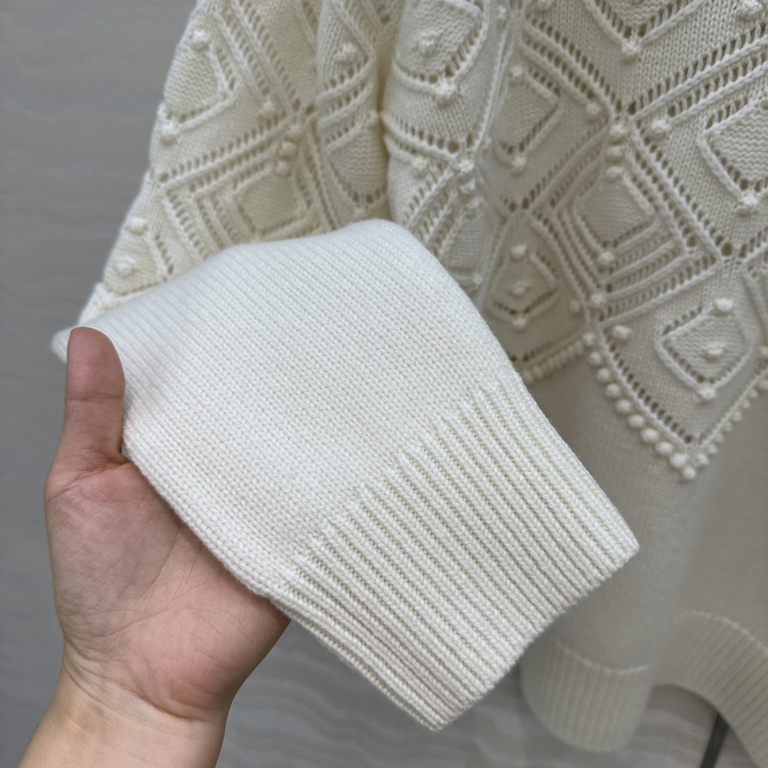 独家首发❤️高端原单品质，lP🆕高智感 老钱风穿搭气质圆领毛衣，定位缕空菱格提花浮雕设计。品质控必入！进