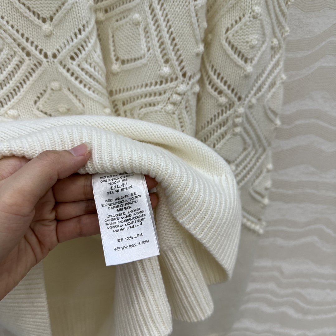 独家首发❤️高端原单品质，lP🆕高智感 老钱风穿搭气质圆领毛衣，定位缕空菱格提花浮雕设计。品质控必入！进