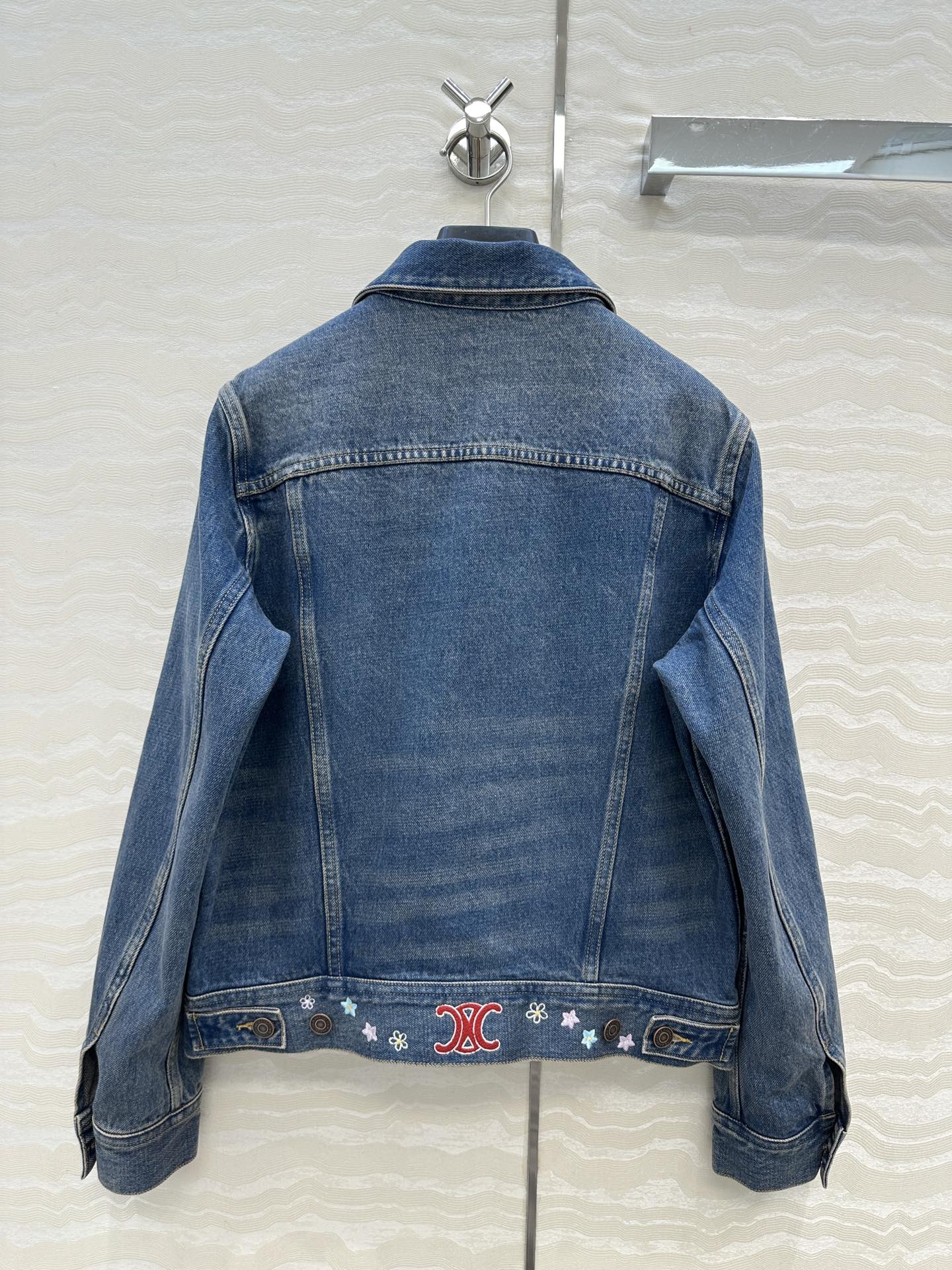 高端原单品质❤️CE凯旋门刺绣🪡花㚏牛仔夹克外套！重工定位刺绣工艺，猫爪洗水蓝经典版型高级又时髦！可甜可