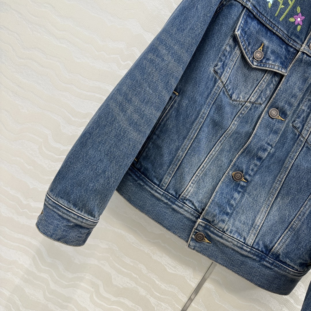 高端原单品质❤️CE凯旋门刺绣🪡花㚏牛仔夹克外套！重工定位刺绣工艺，猫爪洗水蓝经典版型高级又时髦！可甜可