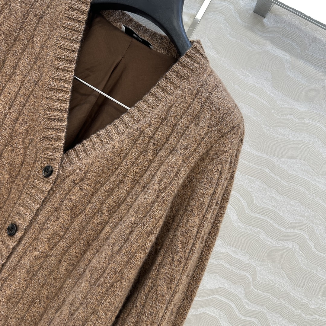 高端原单品质❤️ED高智感穿搭。高圆圆同款，长期主义气质羊绒开衫外套！定制丝棉内衬设计，品质控必入！定染