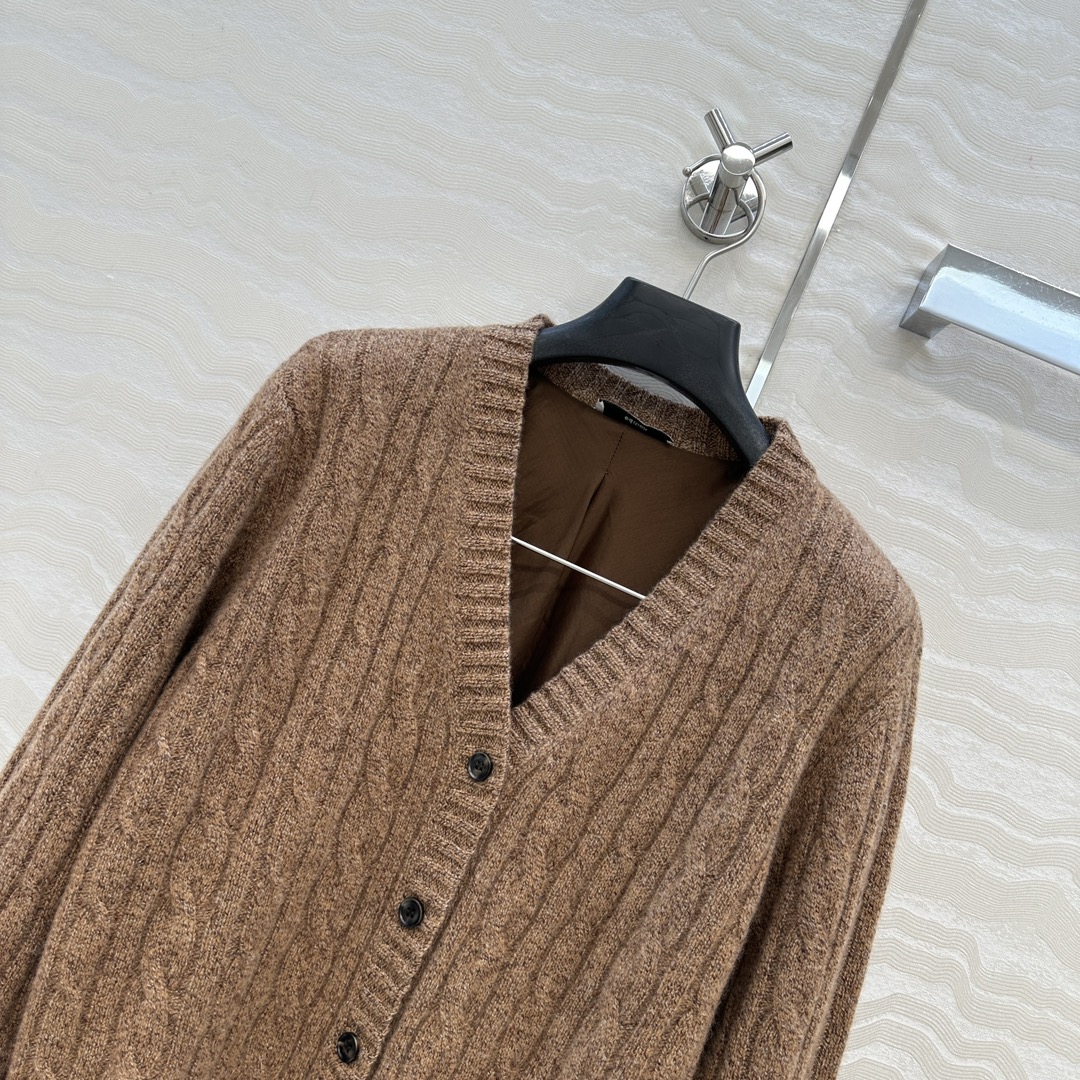 高端原单品质❤️ED高智感穿搭。高圆圆同款，长期主义气质羊绒开衫外套！定制丝棉内衬设计，品质控必入！定染