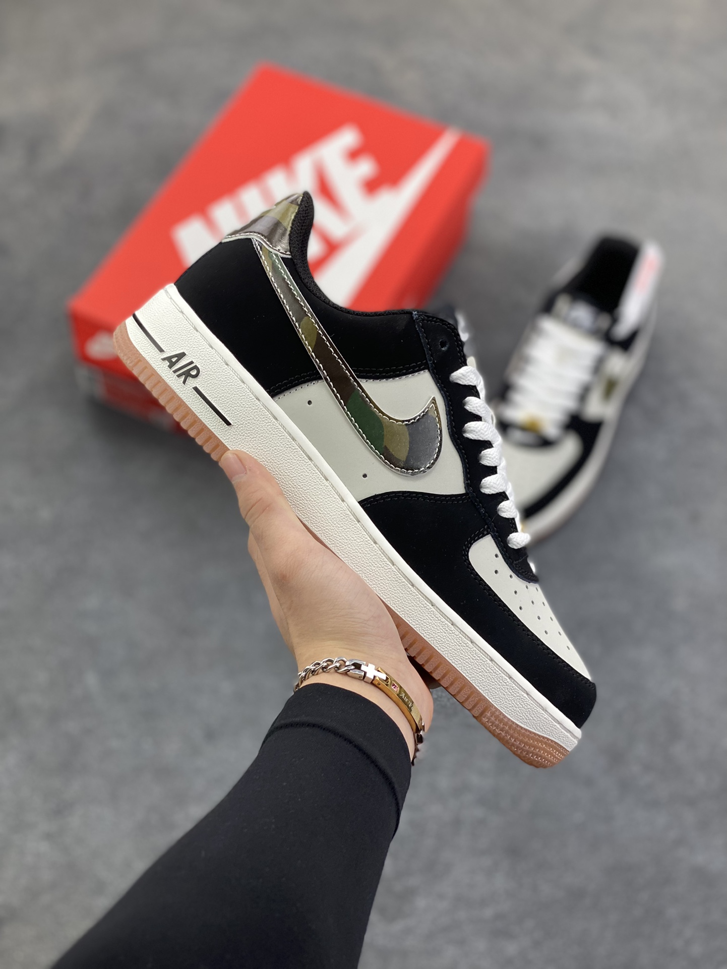 NK Air Force 1 空军一号 翻毛黑生胶 原楦头原纸板 打造纯正空军版型#专注外贸渠道 全掌内置蜂窝气垫 #原盒配件 原厂中底钢印、拉帮完美 货号：HQ1967-100 尺码：36 36.5 37.5 38 38.5 39 40 40.5 41 42 42.5 43 44 44.5 45-选品中心