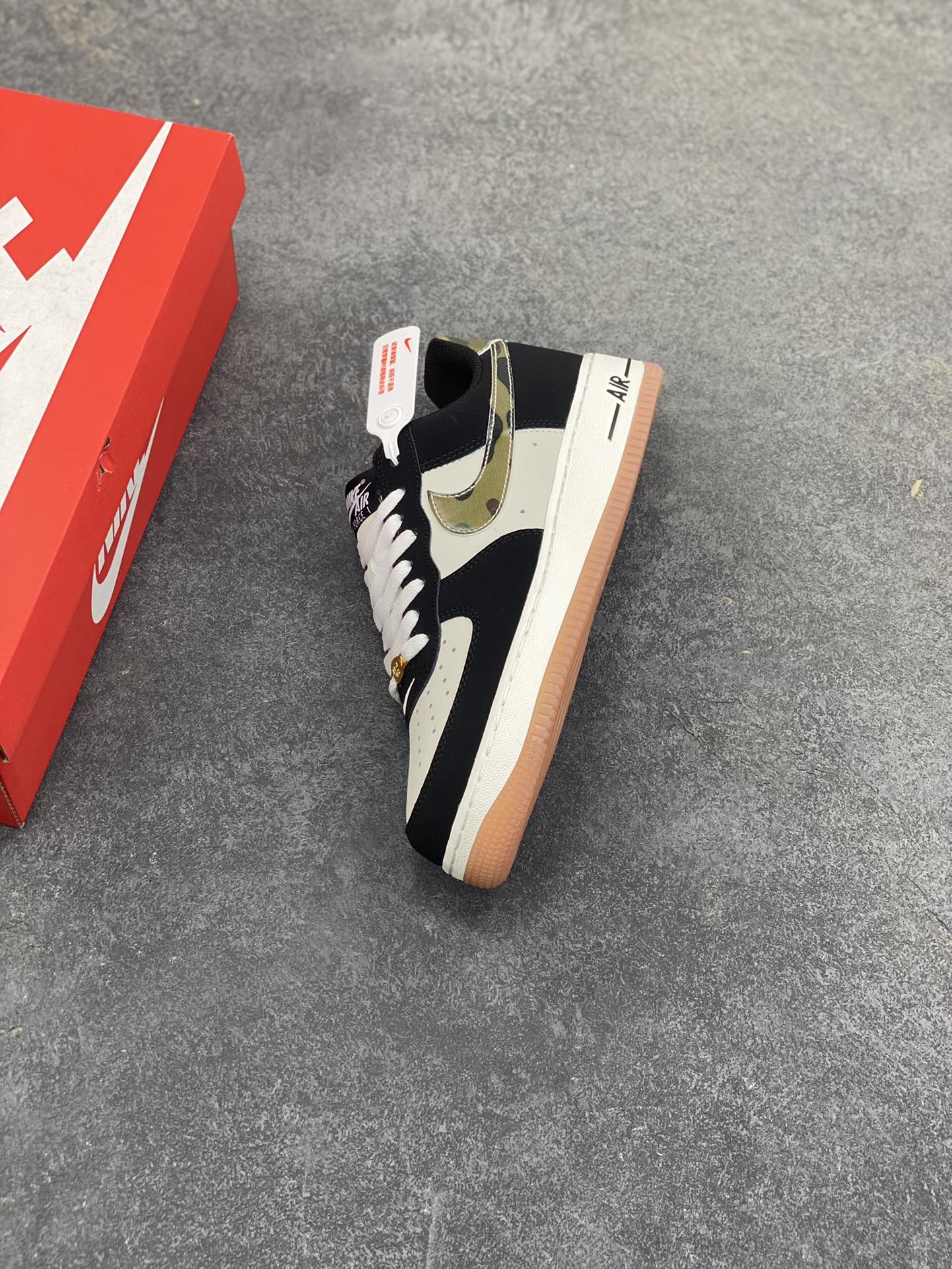 图片[7]-NK Air Force 1 空军一号 翻毛黑生胶 原楦头原纸板 打造纯正空军版型#专注外贸渠道 全掌内置蜂窝气垫 #原盒配件 原厂中底钢印、拉帮完美 货号：HQ1967-100 尺码：36 36.5 37.5 38 38.5 39 40 40.5 41 42 42.5 43 44 44.5 45-选品中心