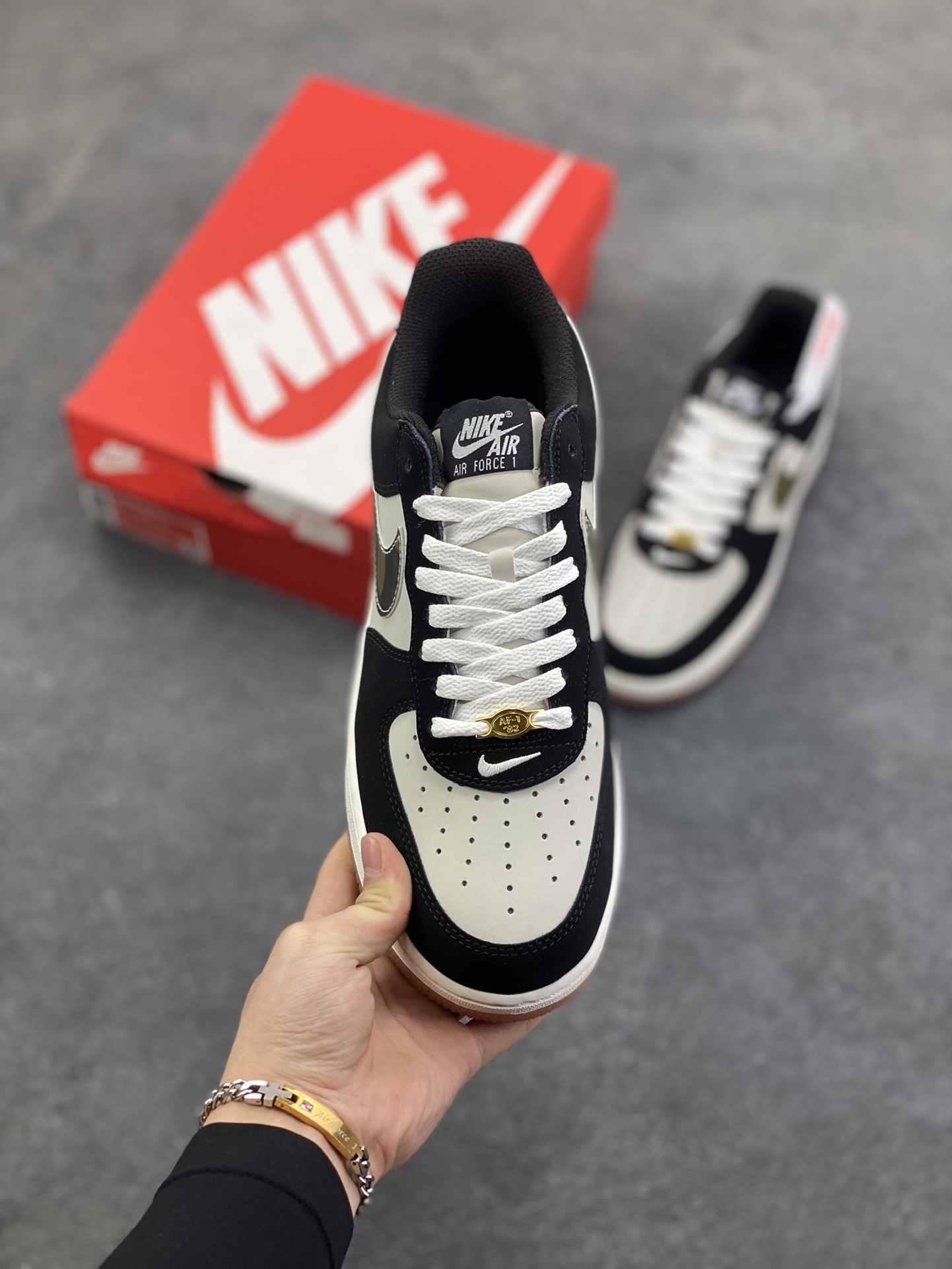 图片[2]-NK Air Force 1 空军一号 翻毛黑生胶 原楦头原纸板 打造纯正空军版型#专注外贸渠道 全掌内置蜂窝气垫 #原盒配件 原厂中底钢印、拉帮完美 货号：HQ1967-100 尺码：36 36.5 37.5 38 38.5 39 40 40.5 41 42 42.5 43 44 44.5 45-选品中心