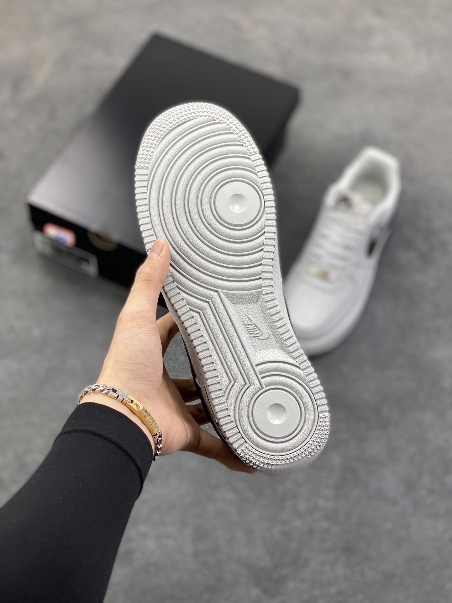 图片[5]-Nike Air Force 1 Low 灰线 原楦头原纸板 打造纯正空军版型 专注外贸渠道 全掌内置蜂窝气垫 原盒配件 原厂中底钢印、拉帮完美 货号：HQ2037-004 尺码：36 36.5 37.5 38 38.5 39 40 40.5 41 42 42.5 43 44 44.5 45-选品中心