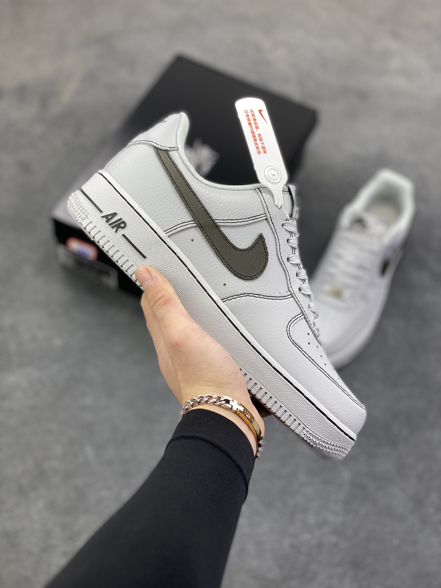 Nike Air Force 1 Low 灰线 原楦头原纸板 打造纯正空军版型 专注外贸渠道 全掌内置蜂窝气垫 原盒配件 原厂中底钢印、拉帮完美 货号：HQ2037-004 尺码：36 36.5 37.5 38 38.5 39 40 40.5 41 42 42.5 43 44 44.5 45-选品中心
