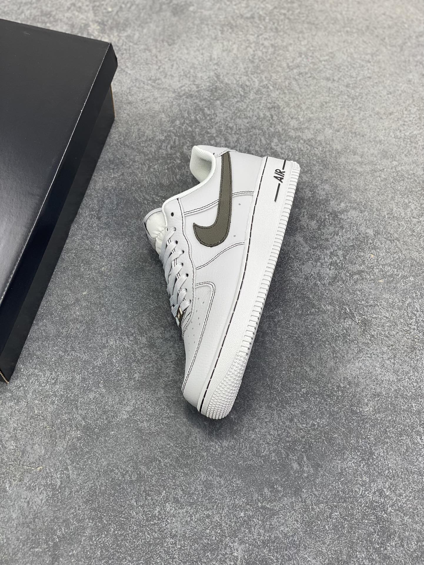 图片[7]-Nike Air Force 1 Low 灰线 原楦头原纸板 打造纯正空军版型 专注外贸渠道 全掌内置蜂窝气垫 原盒配件 原厂中底钢印、拉帮完美 货号：HQ2037-004 尺码：36 36.5 37.5 38 38.5 39 40 40.5 41 42 42.5 43 44 44.5 45-选品中心