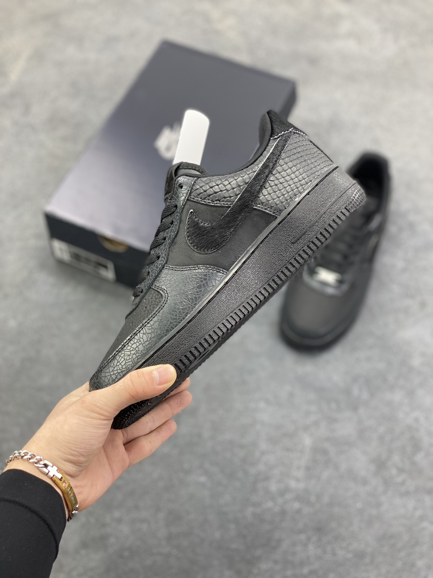 图片[3]-Nike Air Force 1 Low 黑裂纹 空军一号低帮运动休闲板鞋 原楦头原纸板 打造纯正空军版型 专注外贸渠道 全掌内置蜂窝气垫 原盒配件 原厂中底钢印、拉帮完美 货号：HQ1977-001 尺码：36 36.5 37.5 38 38.5 39 40 40.5 41 42 42.5 43 44 44.5 45-选品中心