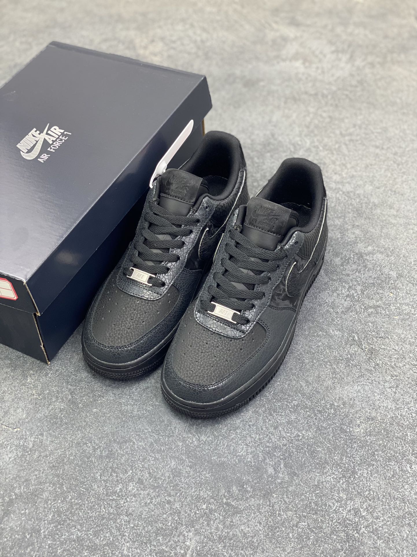 图片[8]-Nike Air Force 1 Low 黑裂纹 空军一号低帮运动休闲板鞋 原楦头原纸板 打造纯正空军版型 专注外贸渠道 全掌内置蜂窝气垫 原盒配件 原厂中底钢印、拉帮完美 货号：HQ1977-001 尺码：36 36.5 37.5 38 38.5 39 40 40.5 41 42 42.5 43 44 44.5 45-选品中心