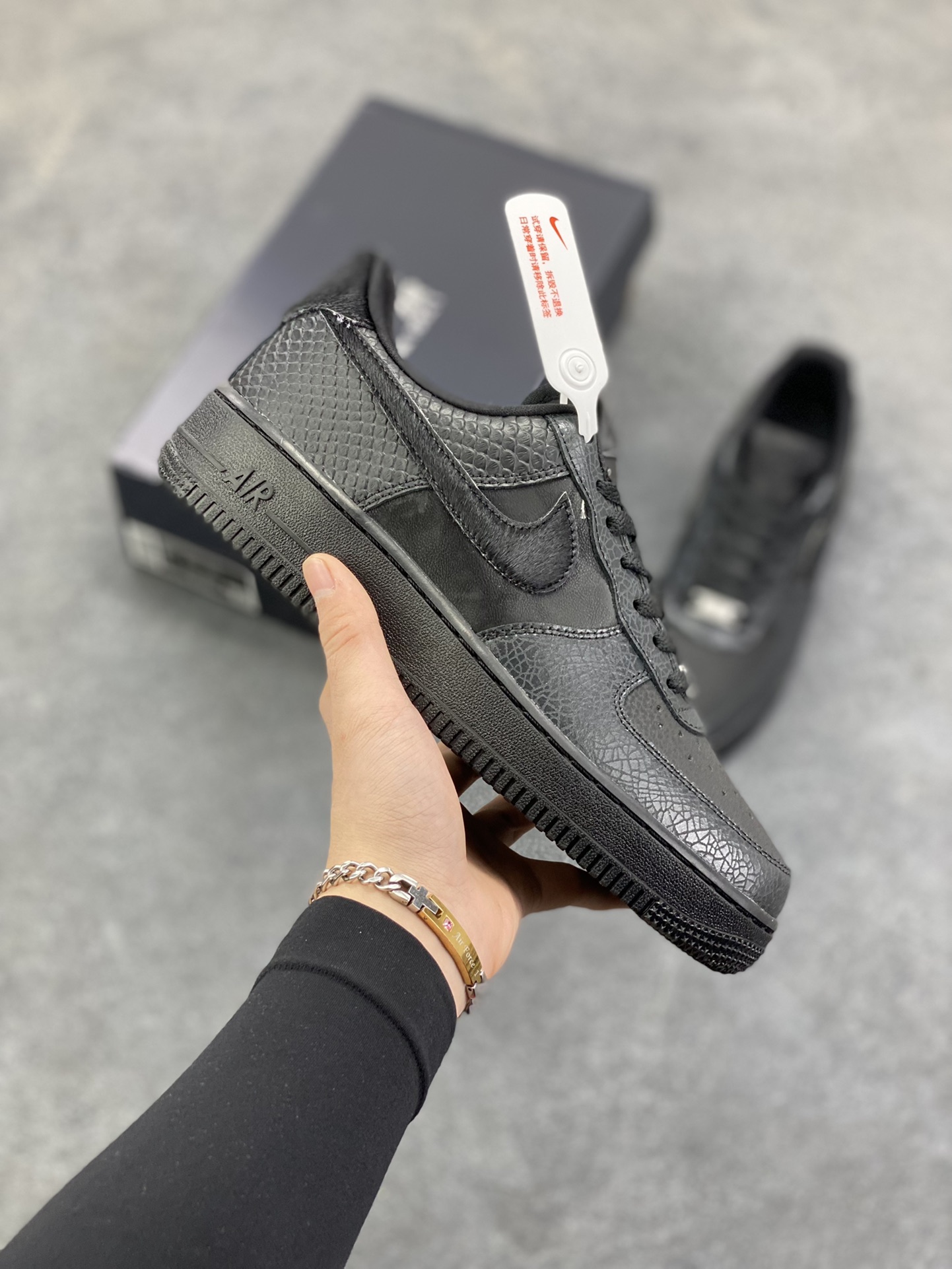 Nike Air Force 1 Low 黑裂纹 空军一号低帮运动休闲板鞋 原楦头原纸板 打造纯正空军版型 专注外贸渠道 全掌内置蜂窝气垫 原盒配件 原厂中底钢印、拉帮完美 货号：HQ1977-001 尺码：36 36.5 37.5 38 38.5 39 40 40.5 41 42 42.5 43 44 44.5 45-选品中心
