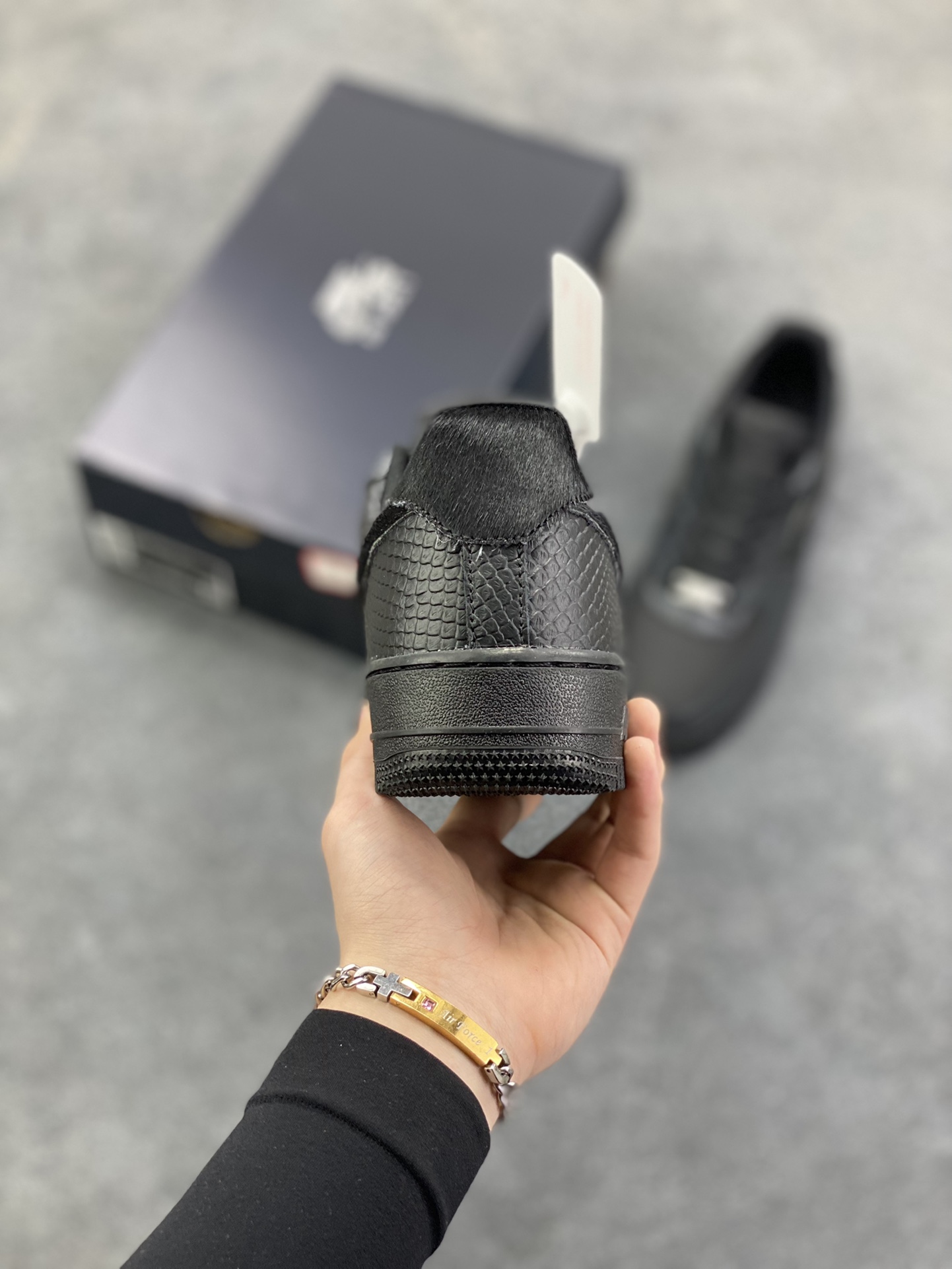 图片[4]-Nike Air Force 1 Low 黑裂纹 空军一号低帮运动休闲板鞋 原楦头原纸板 打造纯正空军版型 专注外贸渠道 全掌内置蜂窝气垫 原盒配件 原厂中底钢印、拉帮完美 货号：HQ1977-001 尺码：36 36.5 37.5 38 38.5 39 40 40.5 41 42 42.5 43 44 44.5 45-选品中心