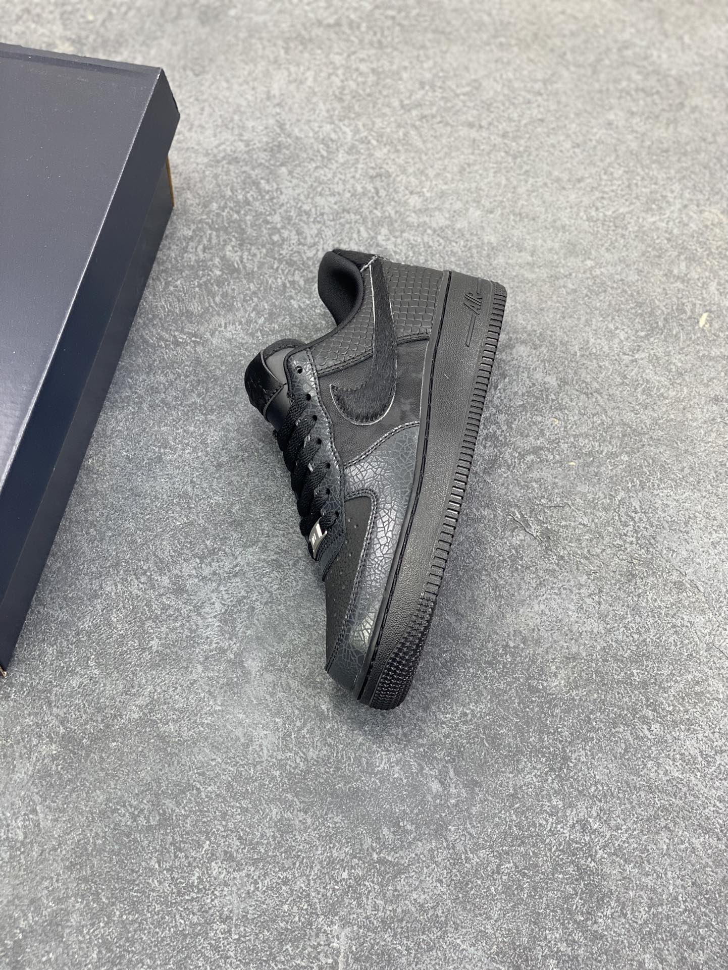图片[7]-Nike Air Force 1 Low 黑裂纹 空军一号低帮运动休闲板鞋 原楦头原纸板 打造纯正空军版型 专注外贸渠道 全掌内置蜂窝气垫 原盒配件 原厂中底钢印、拉帮完美 货号：HQ1977-001 尺码：36 36.5 37.5 38 38.5 39 40 40.5 41 42 42.5 43 44 44.5 45-选品中心