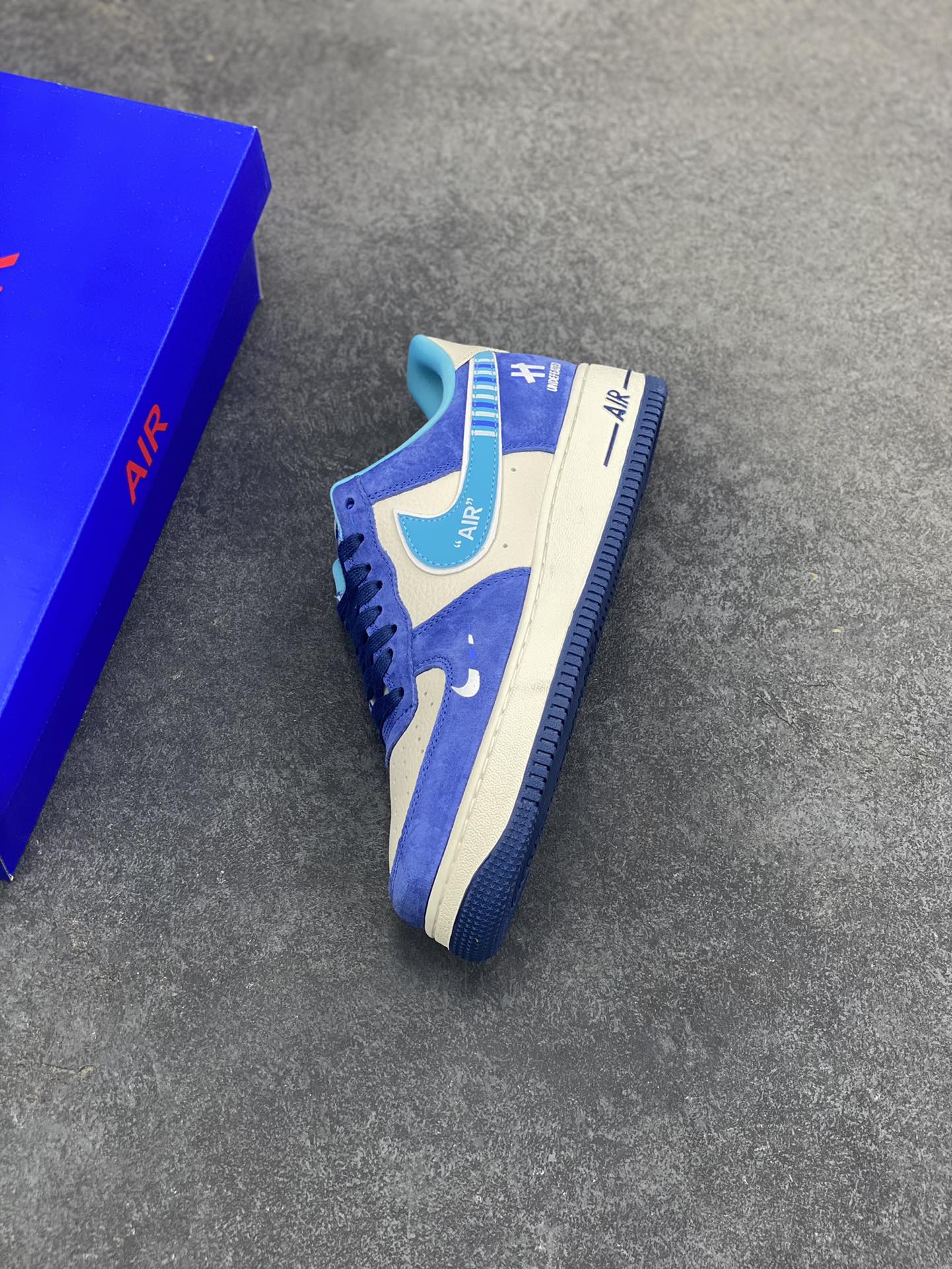 图片[7]-NIke Air Force 1 \’07 Low “UN联名——翻毛蓝”空军一号 低帮 运动鞋 休闲鞋 折边针车 工艺难度大 原楦头原纸板 原装鞋盒 定制五金配件 内置全掌气垫 原厂鞋底 货号：SY1388-003 尺码：36 36.5 37.5 38 38.5 39 40 40.5 41 42 42.5 43 44 44.5 45-选品中心